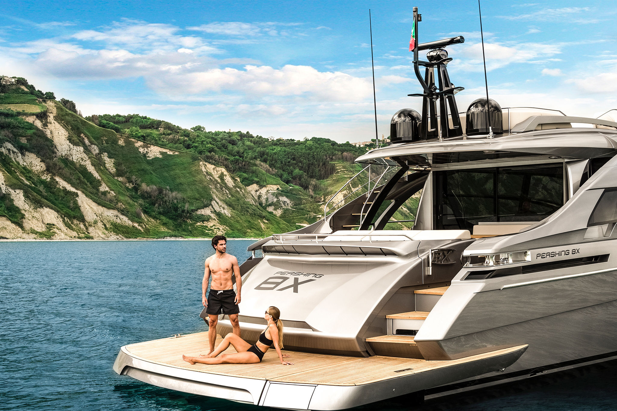 Pershing 8X, koppel op zwemplatform jacht