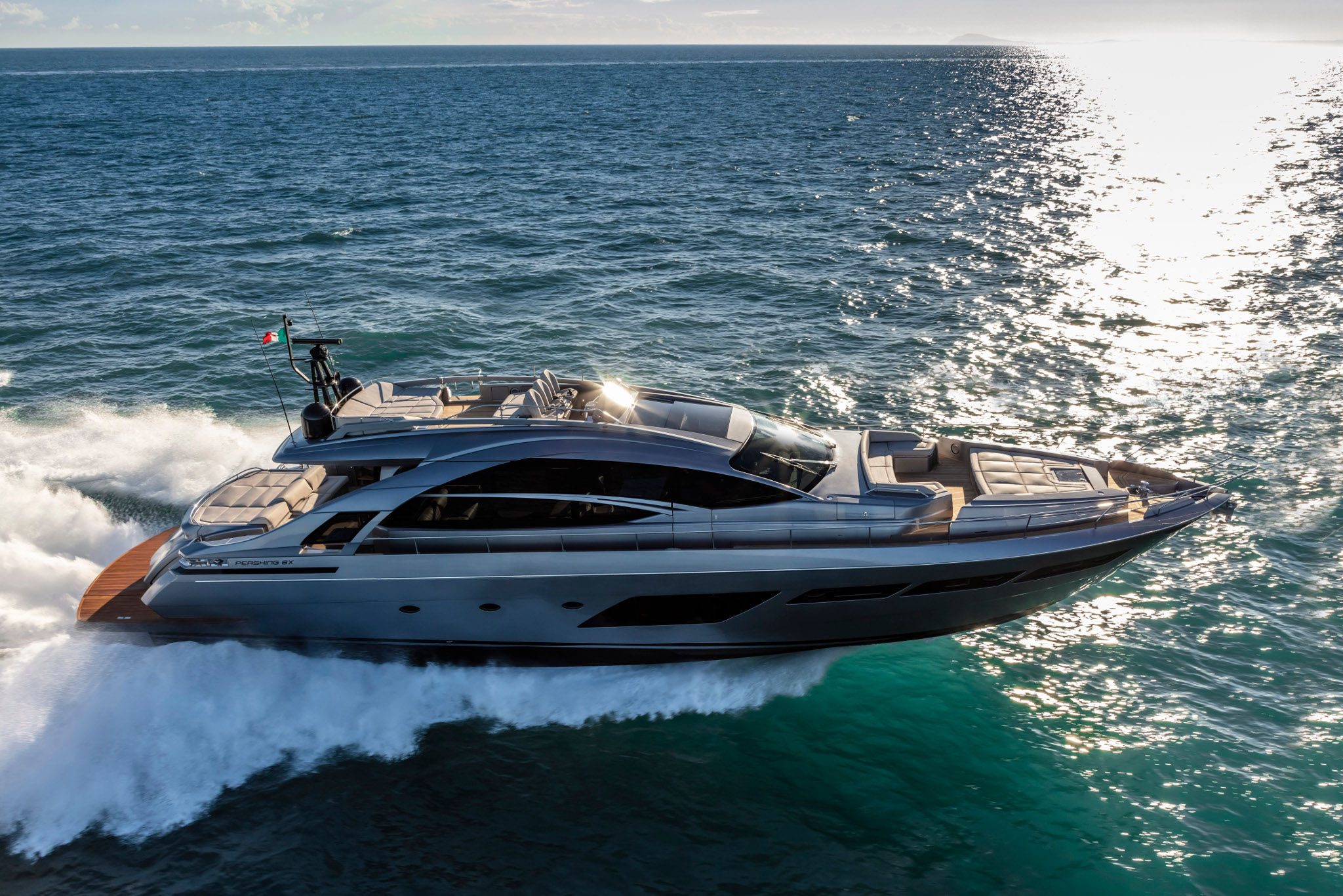 Pershing 8X, luxe jacht varend op zee
