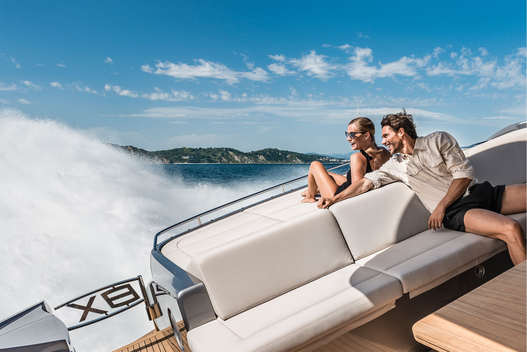 Pershing 8X, stel zittend op achterdek boot