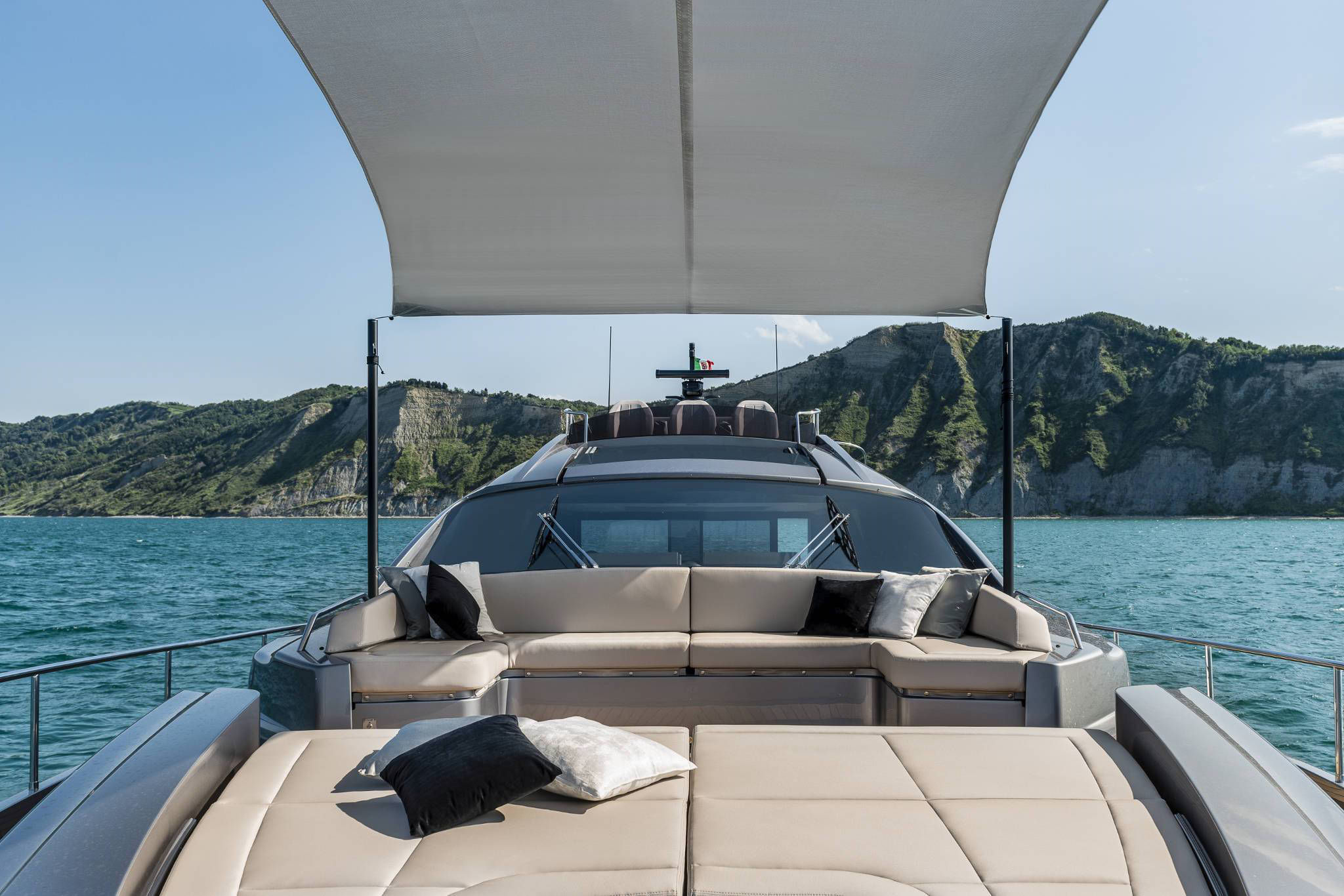 Pershing 8X, voordek met kussens en zonnedak