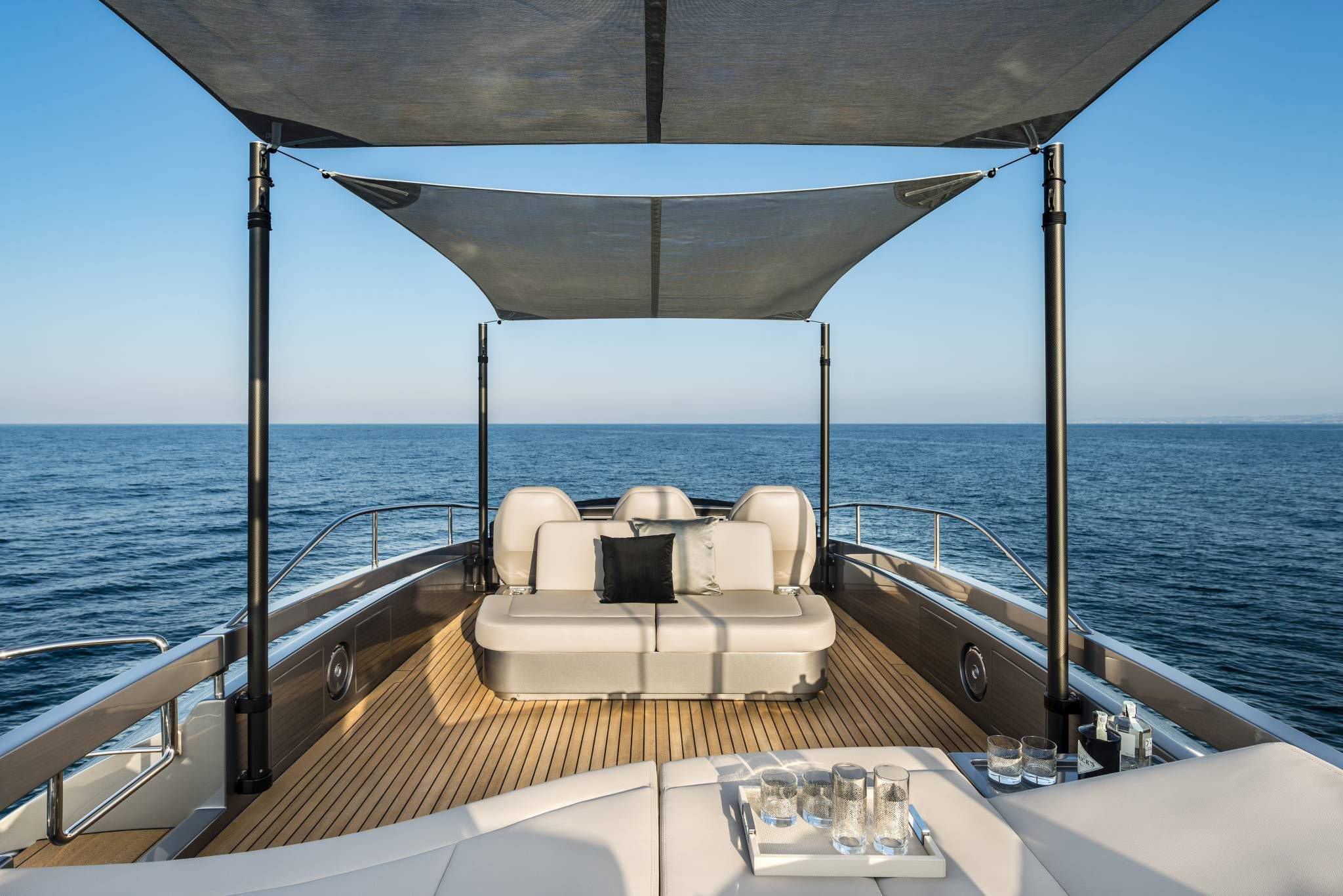 Pershing 8X, voordek met loungebank en zonnedak