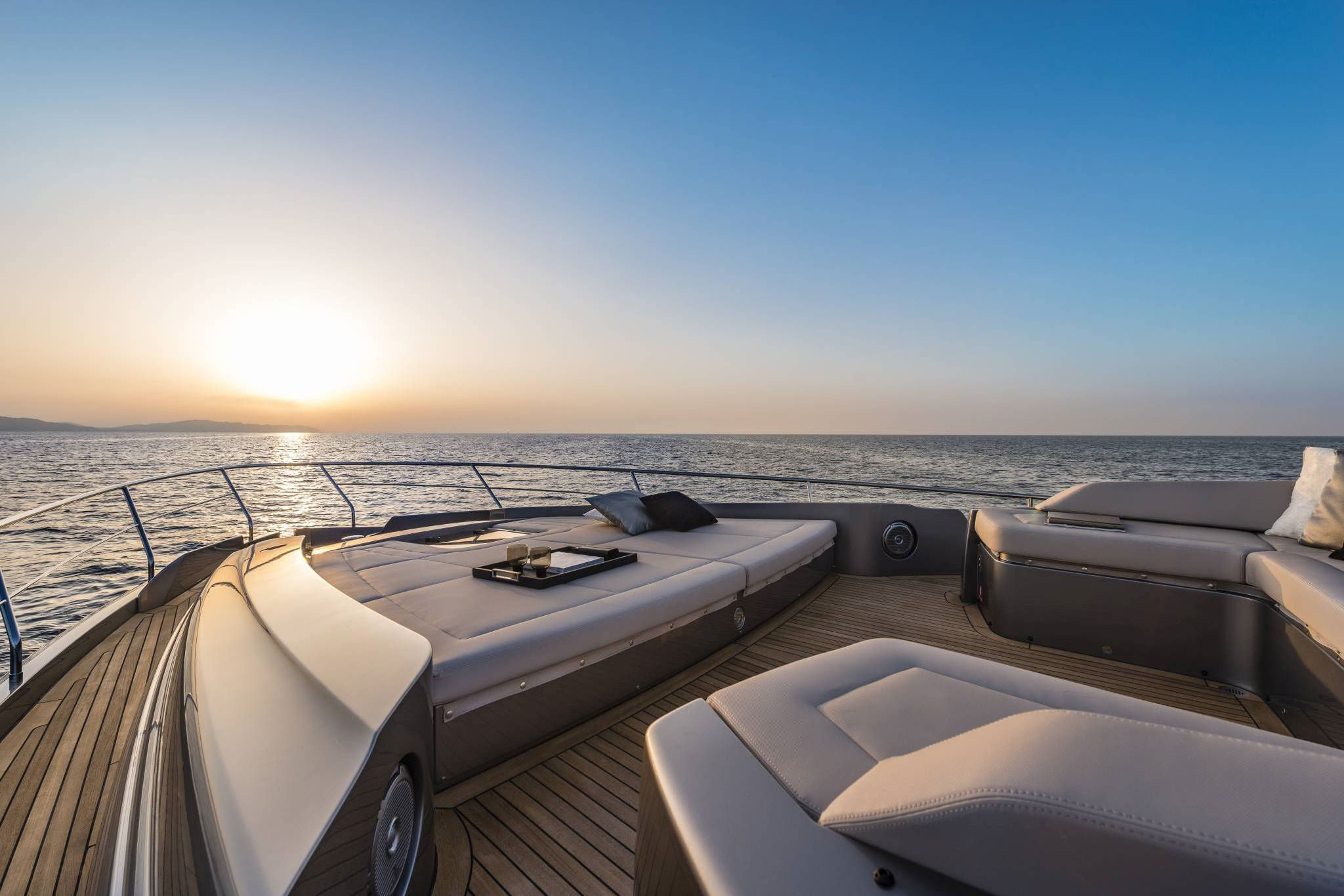 Pershing 8X, voordek met loungebank zonsondergang
