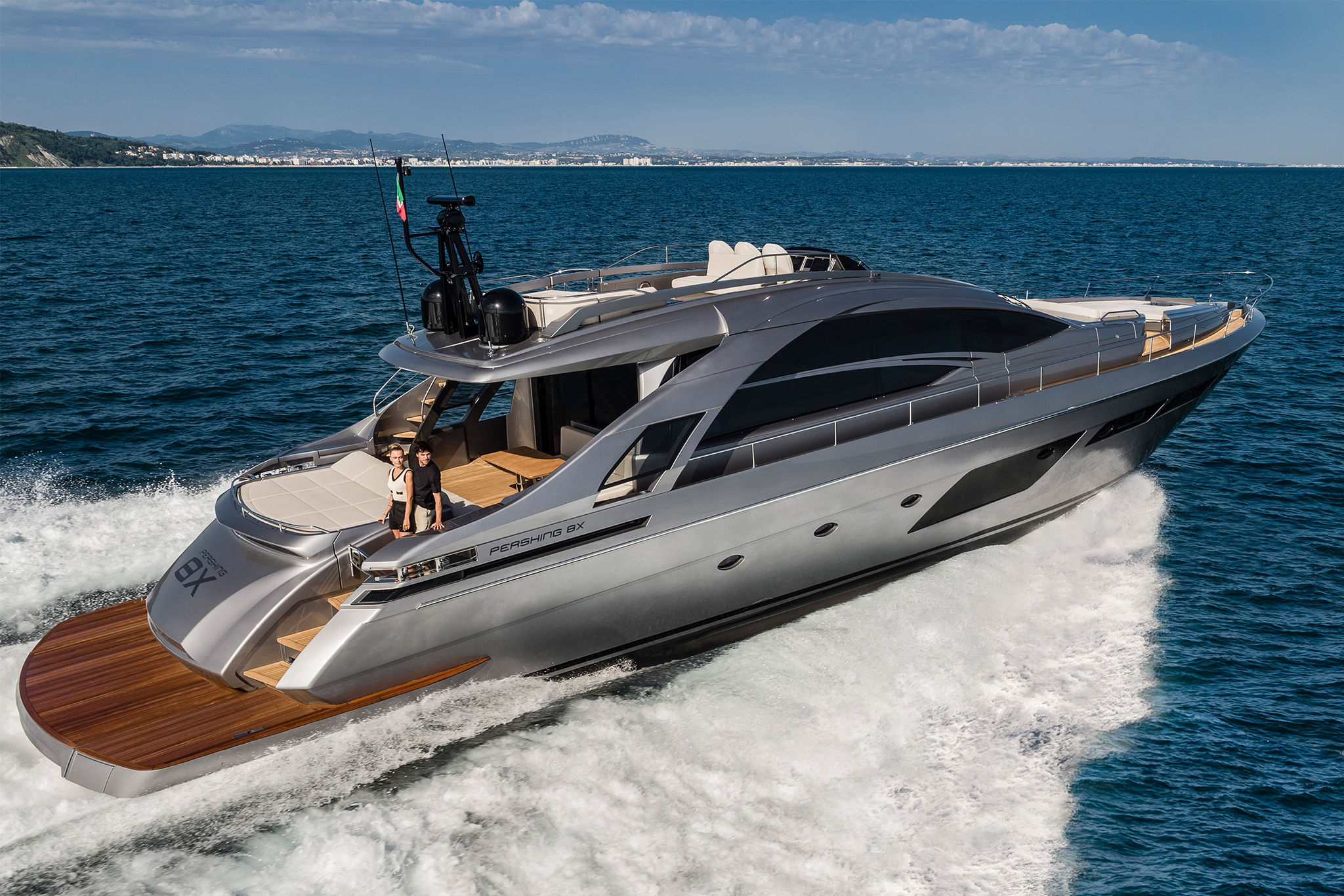 Pershing 8X, witte jacht vaart op zee