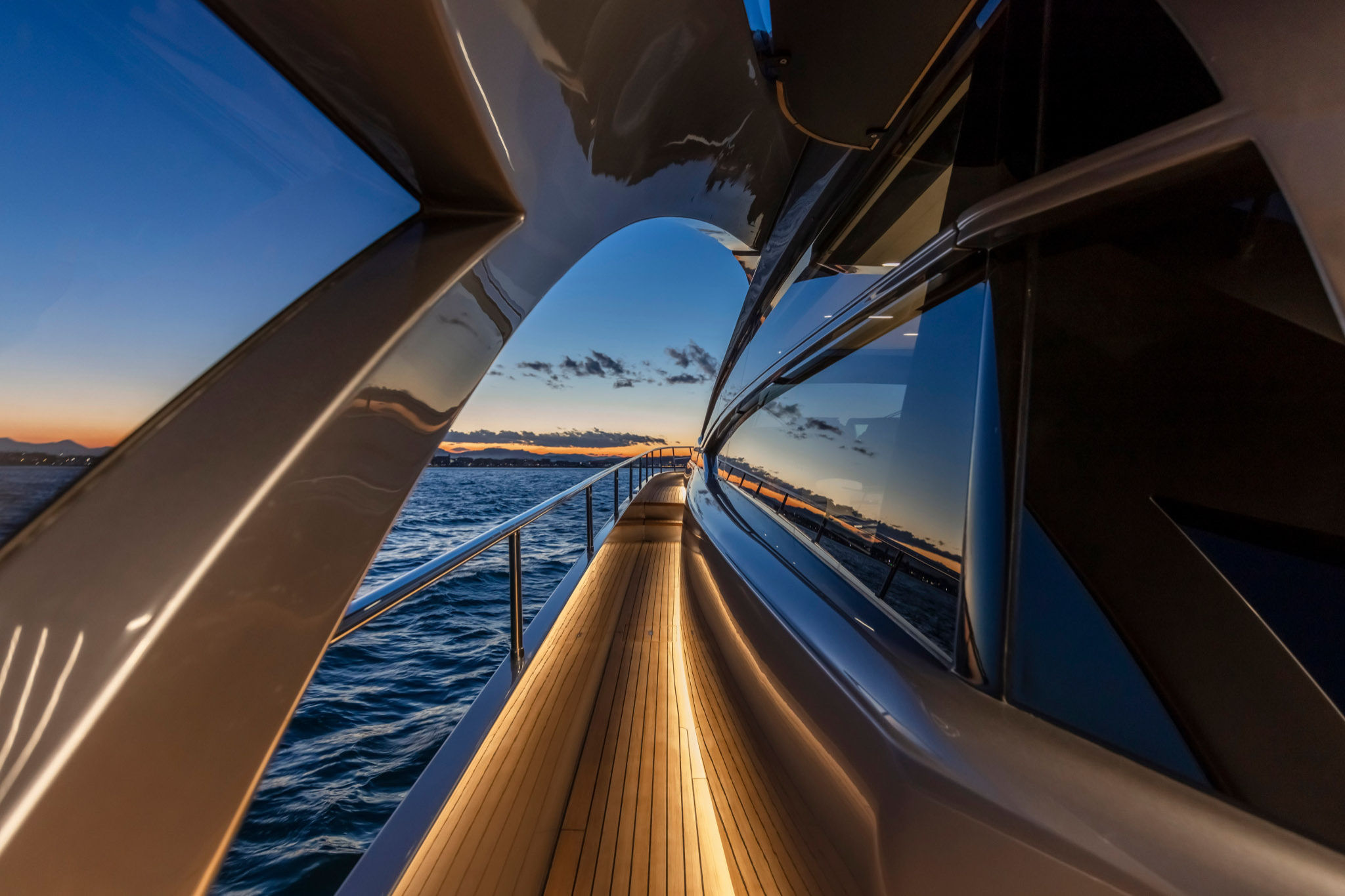 Pershing 8X, zijdek boot bij zonsondergang