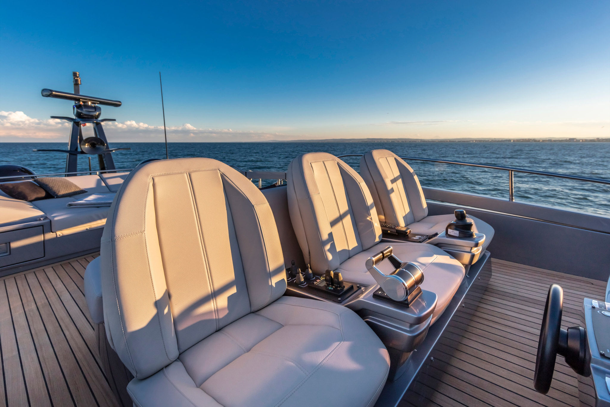 Pershing 8X, stuurstand met leren stoelen
