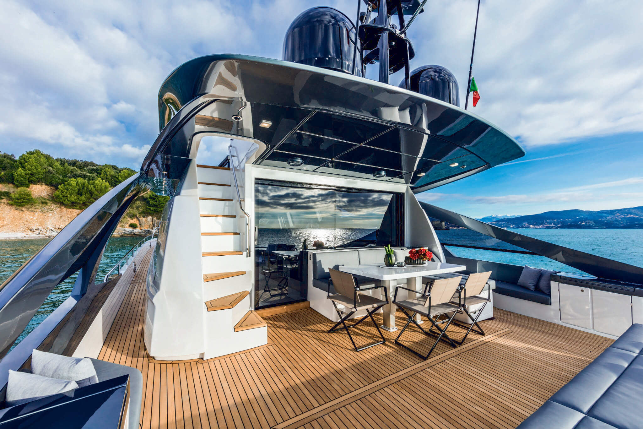 Pershing 9X, achterdek met eettafel en stoelen