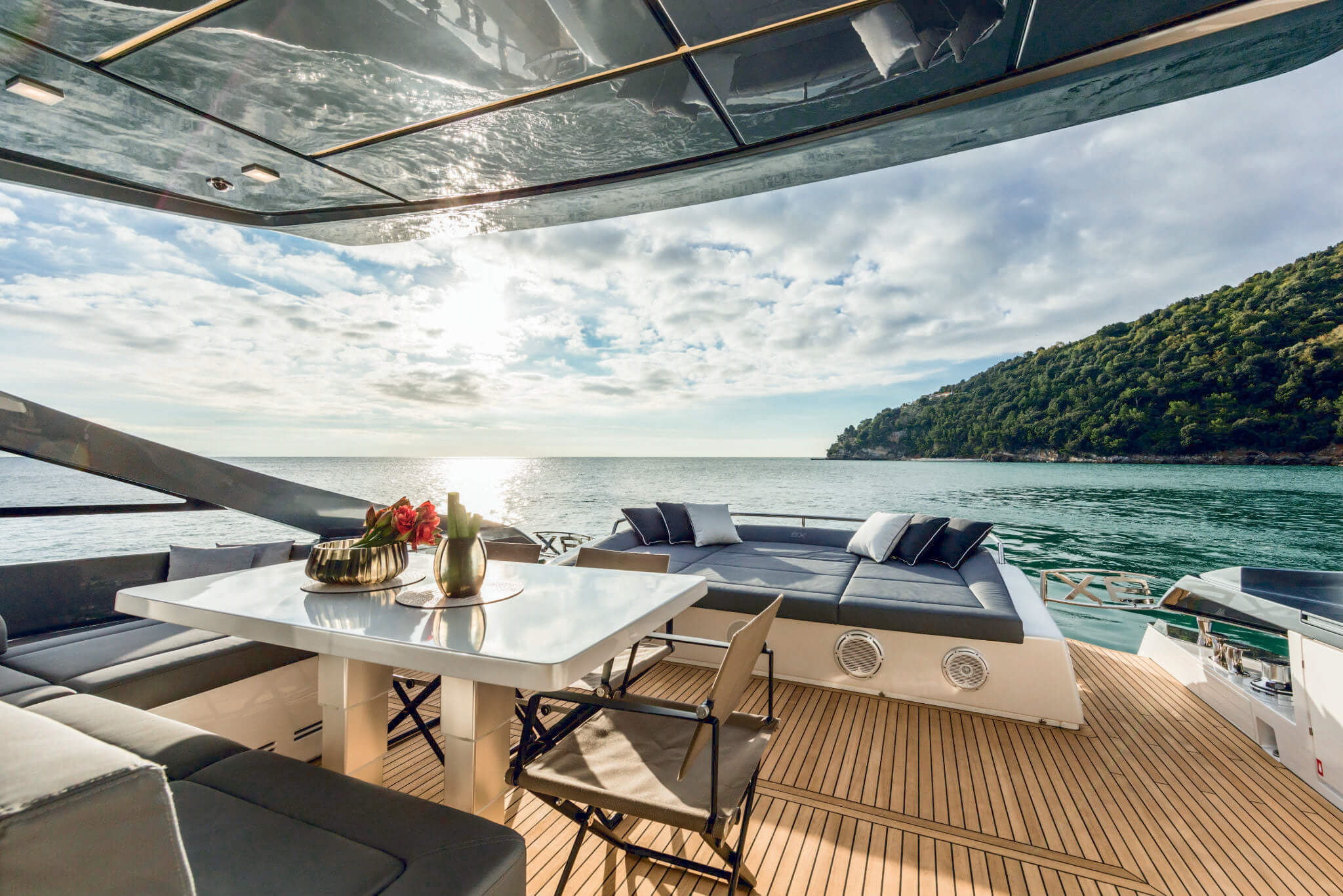 Pershing 9X, achterdek met loungebank en tafel