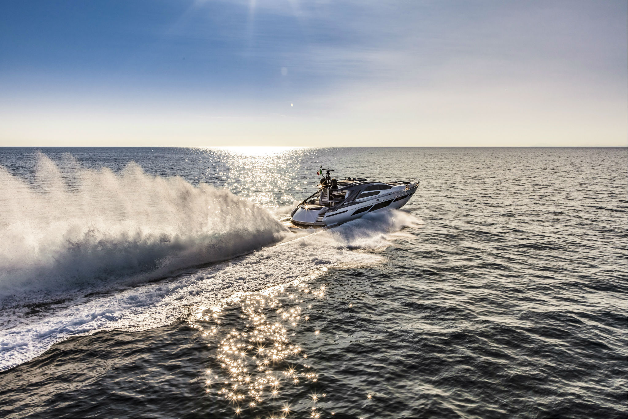 Pershing 9X, boot varend met grote boeggolf