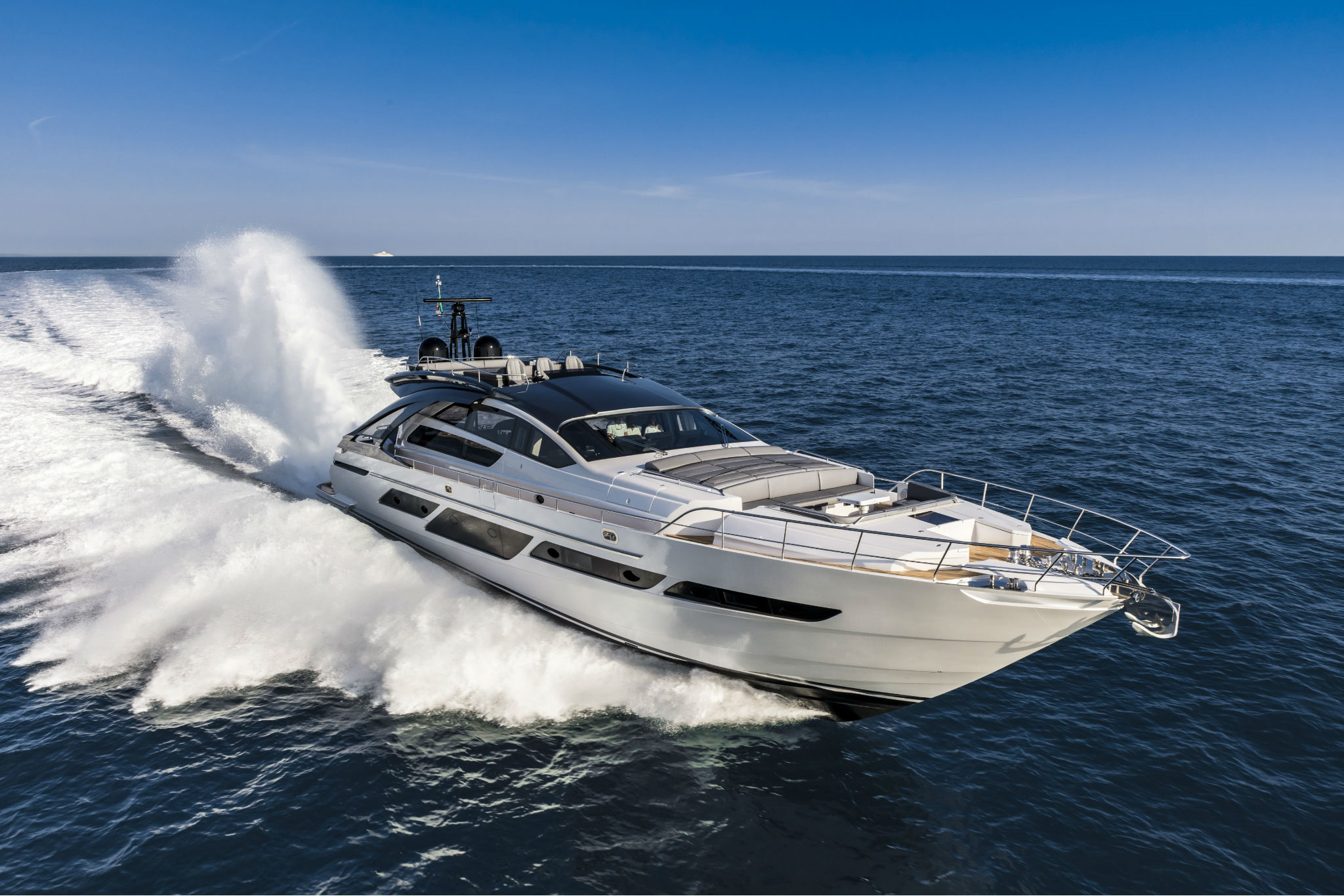 Pershing 9X, boot varend met hoge golven