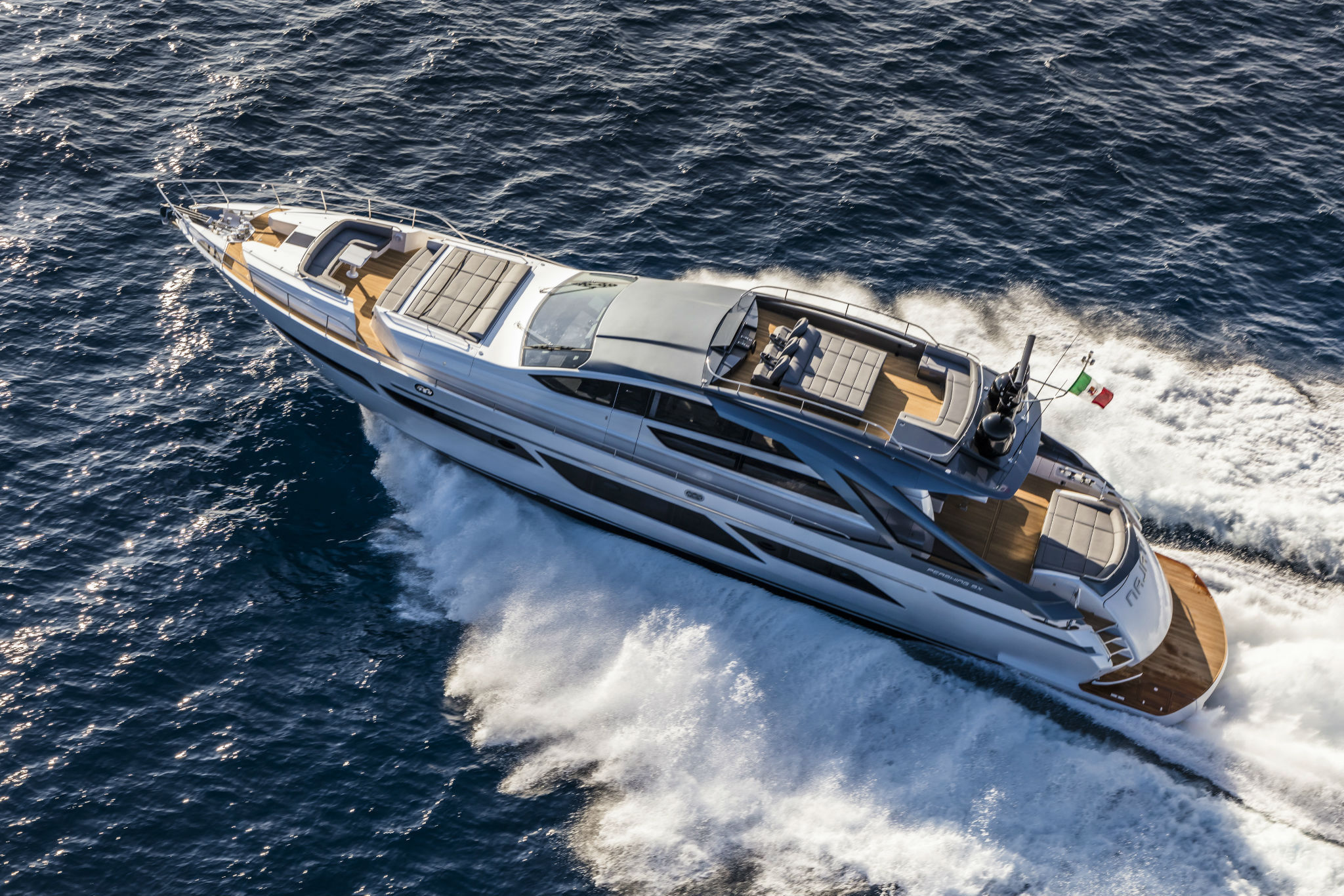 Pershing 9X, boot varend op zee