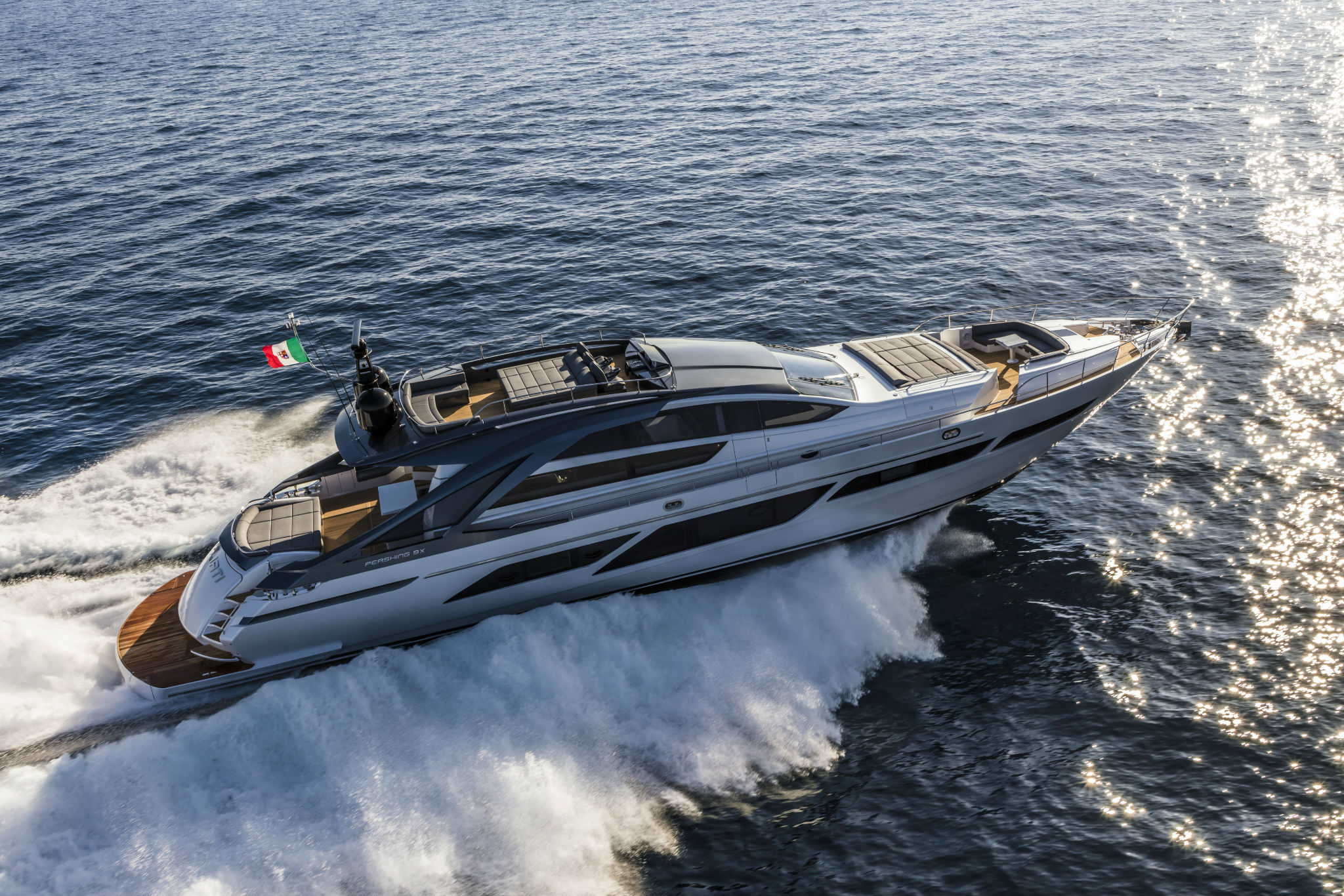 Pershing 9X, boot varend op zee