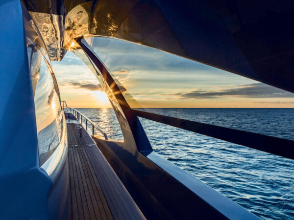 Pershing 9X, dek met zonsondergang boven zee