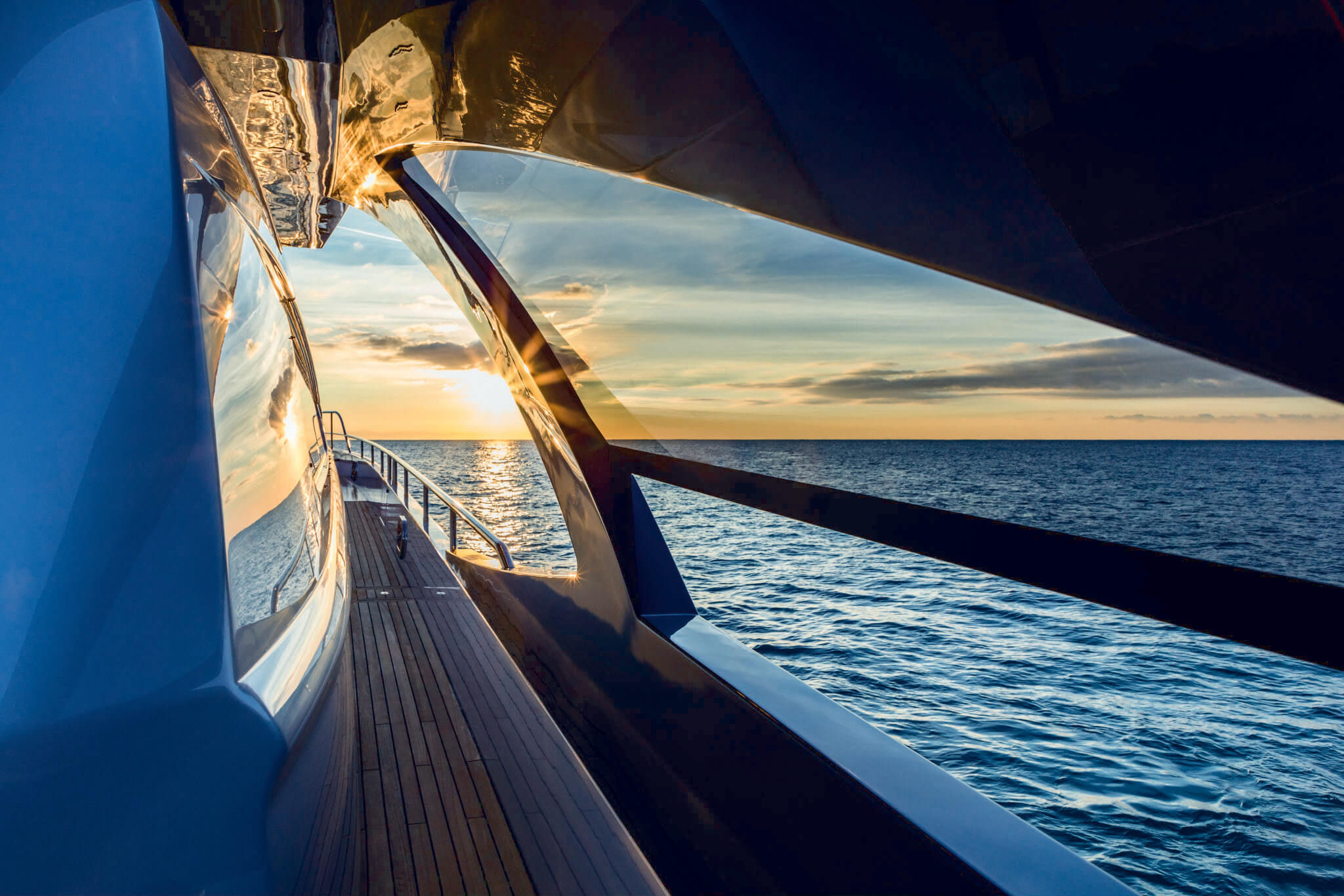 Pershing 9X, dek met zonsondergang boven zee