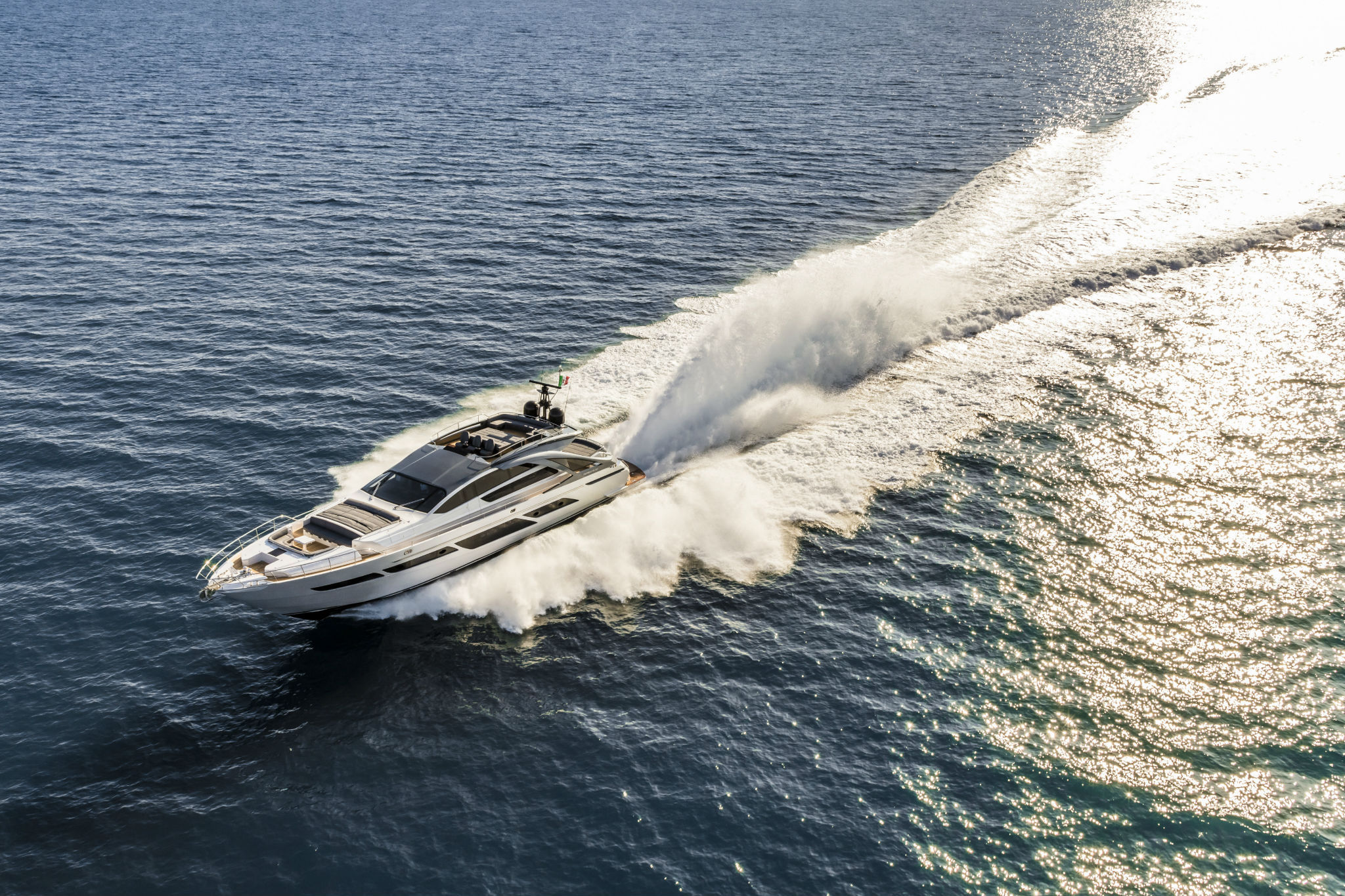 Pershing 9X, jacht varend met grote boeggolf