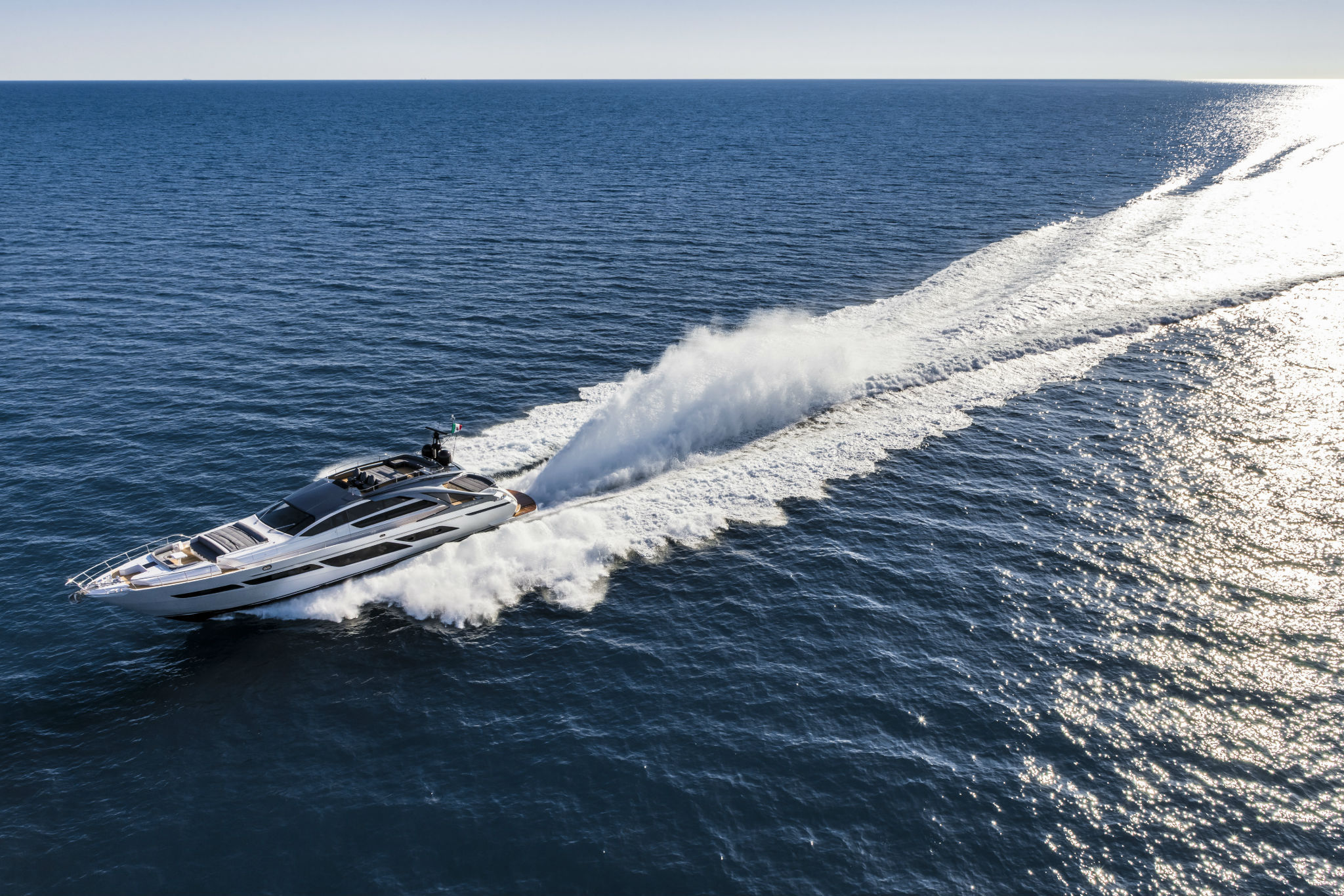 Pershing 9X, jacht varend met grote boeggolf