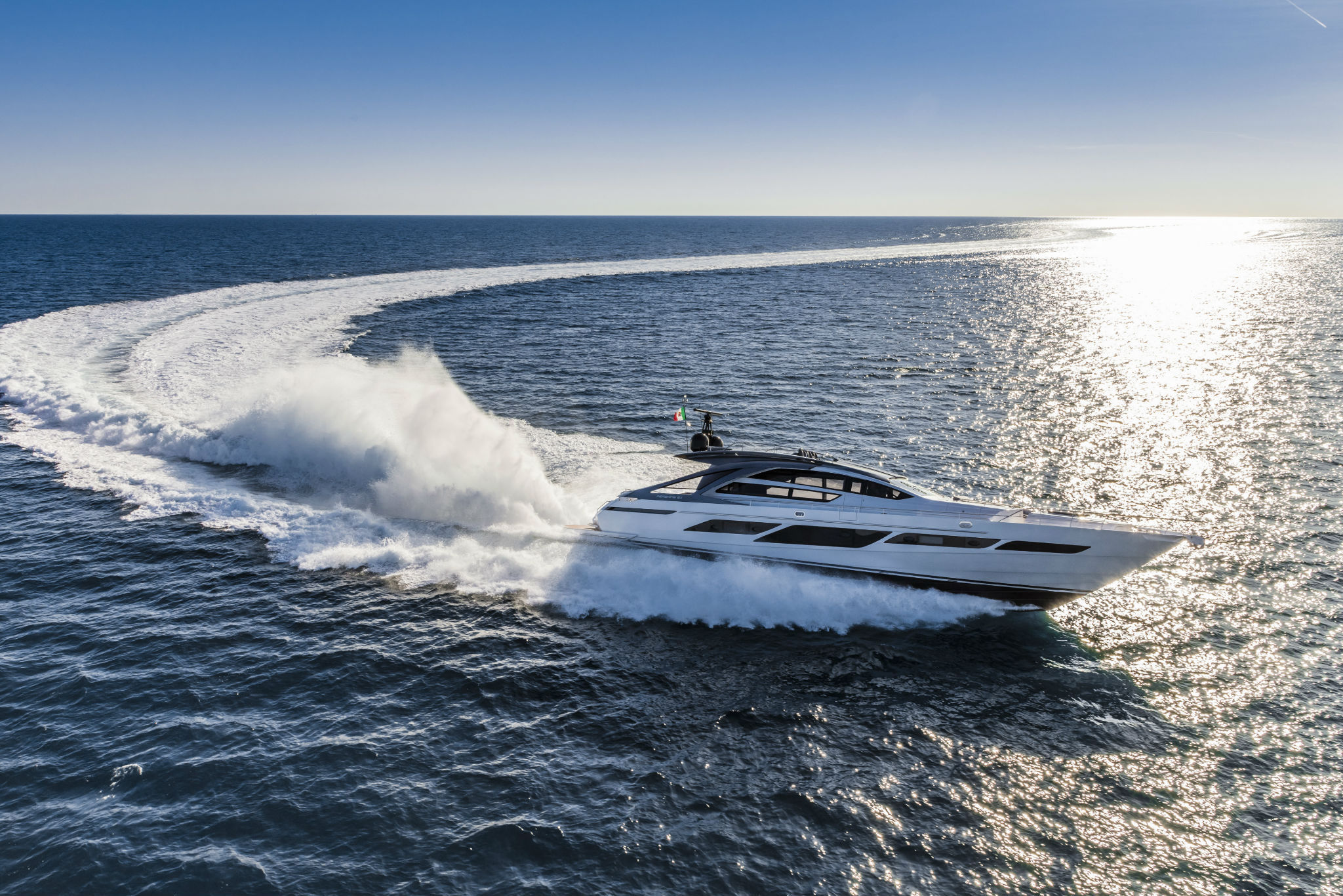 Pershing 9X, jacht varend met grote boeggolf