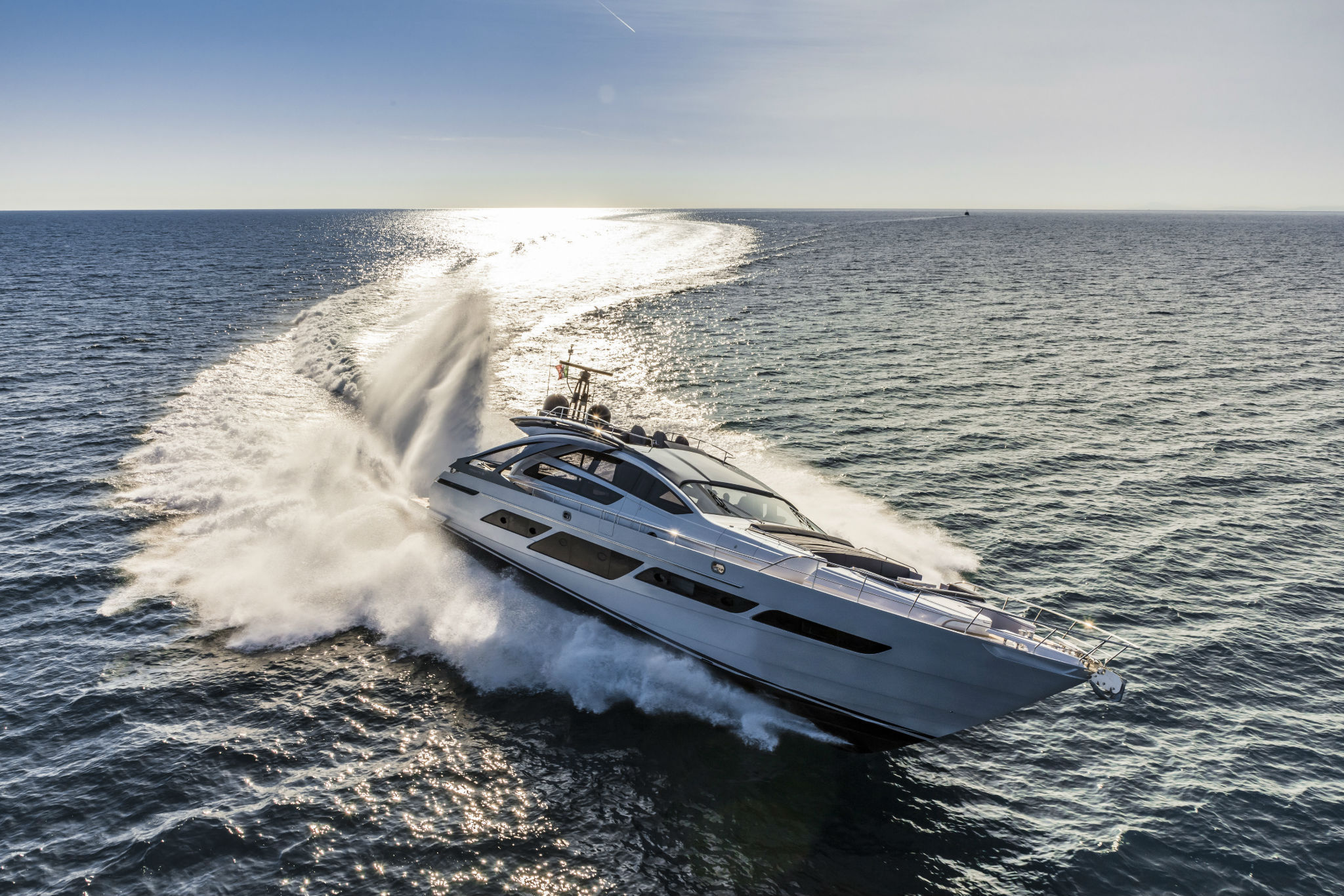 Pershing 9X, jacht varend met grote golfslag