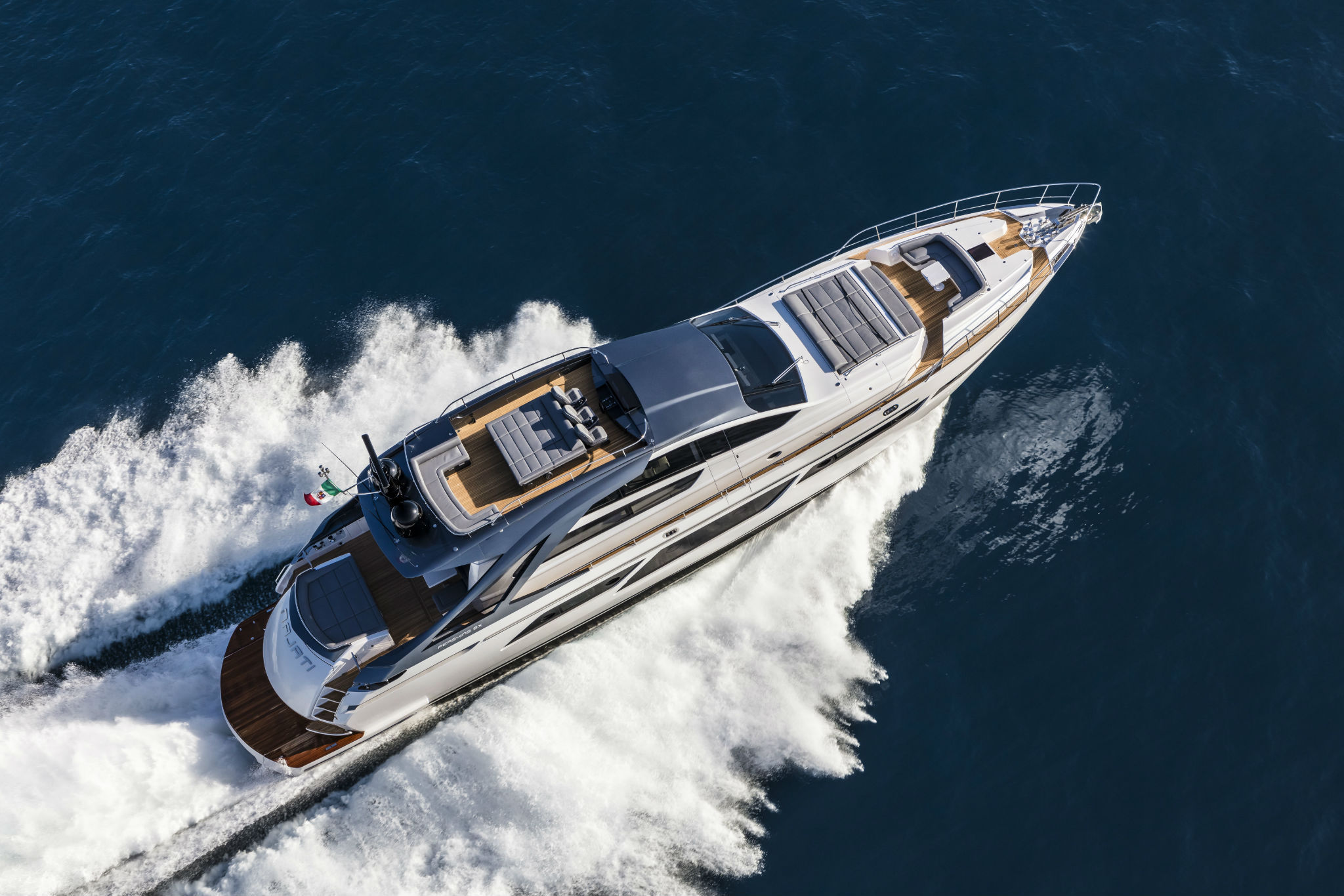 Pershing 9X, jacht varend met hoge snelheid