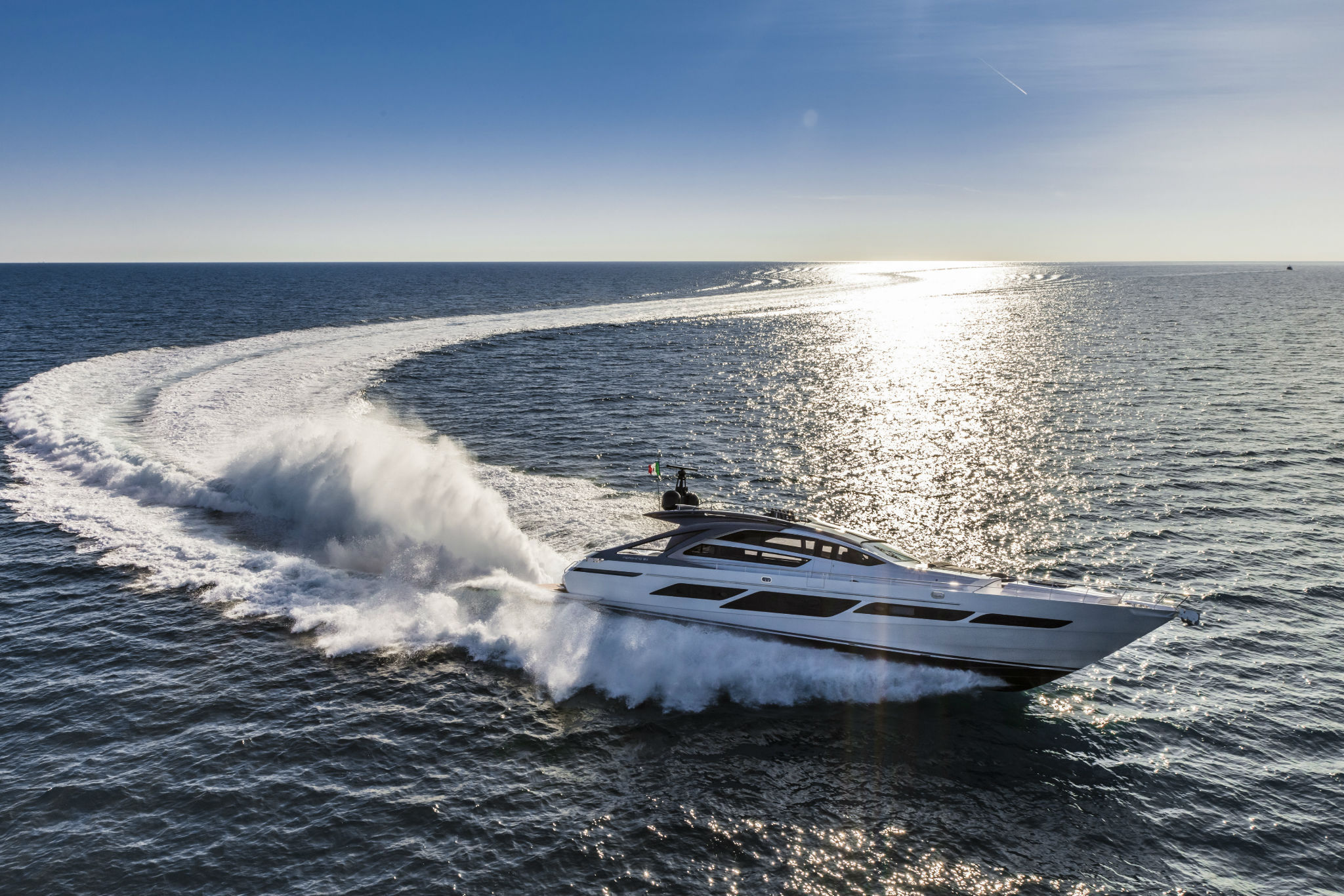 Pershing 9X, jacht varend op zee met golven