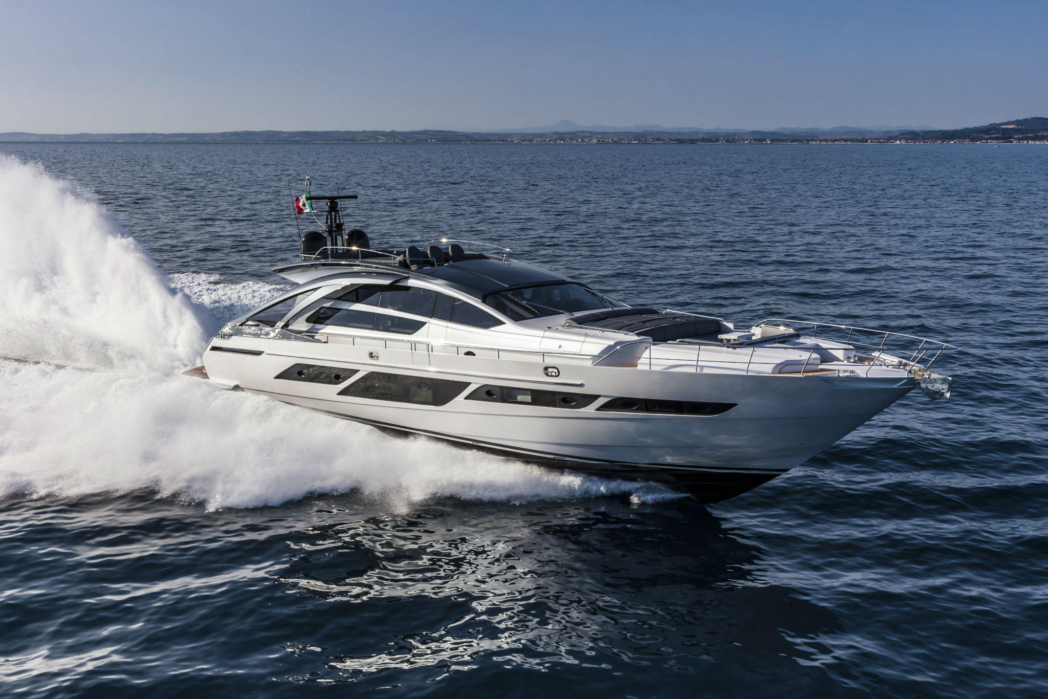 Pershing 9X, witte boot varend op zee