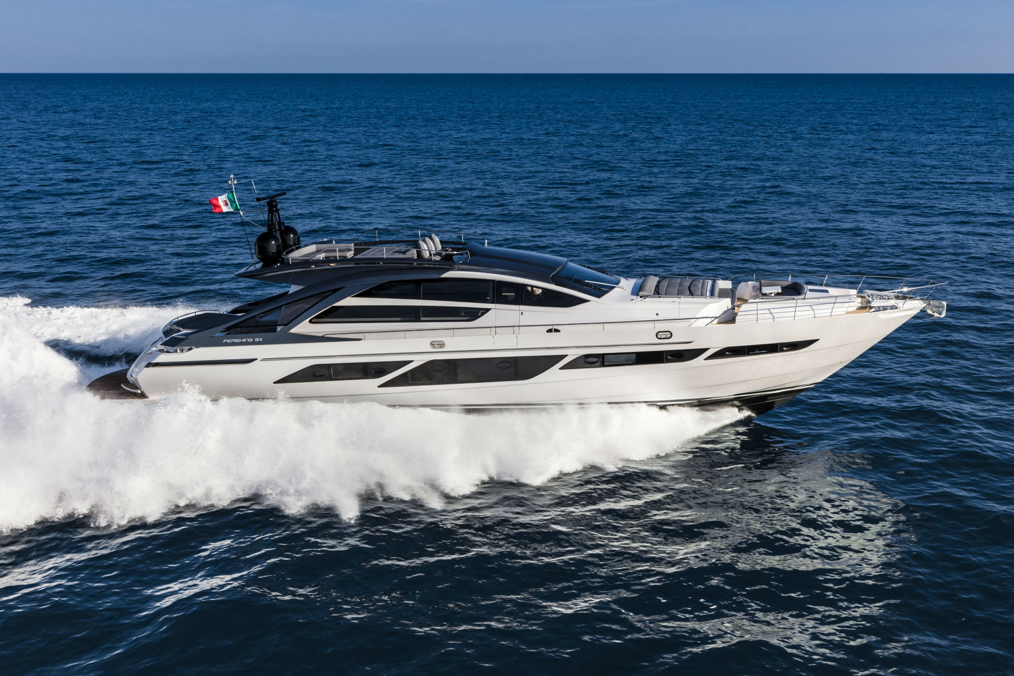 Pershing 9X, witte jacht vaart snel over zee