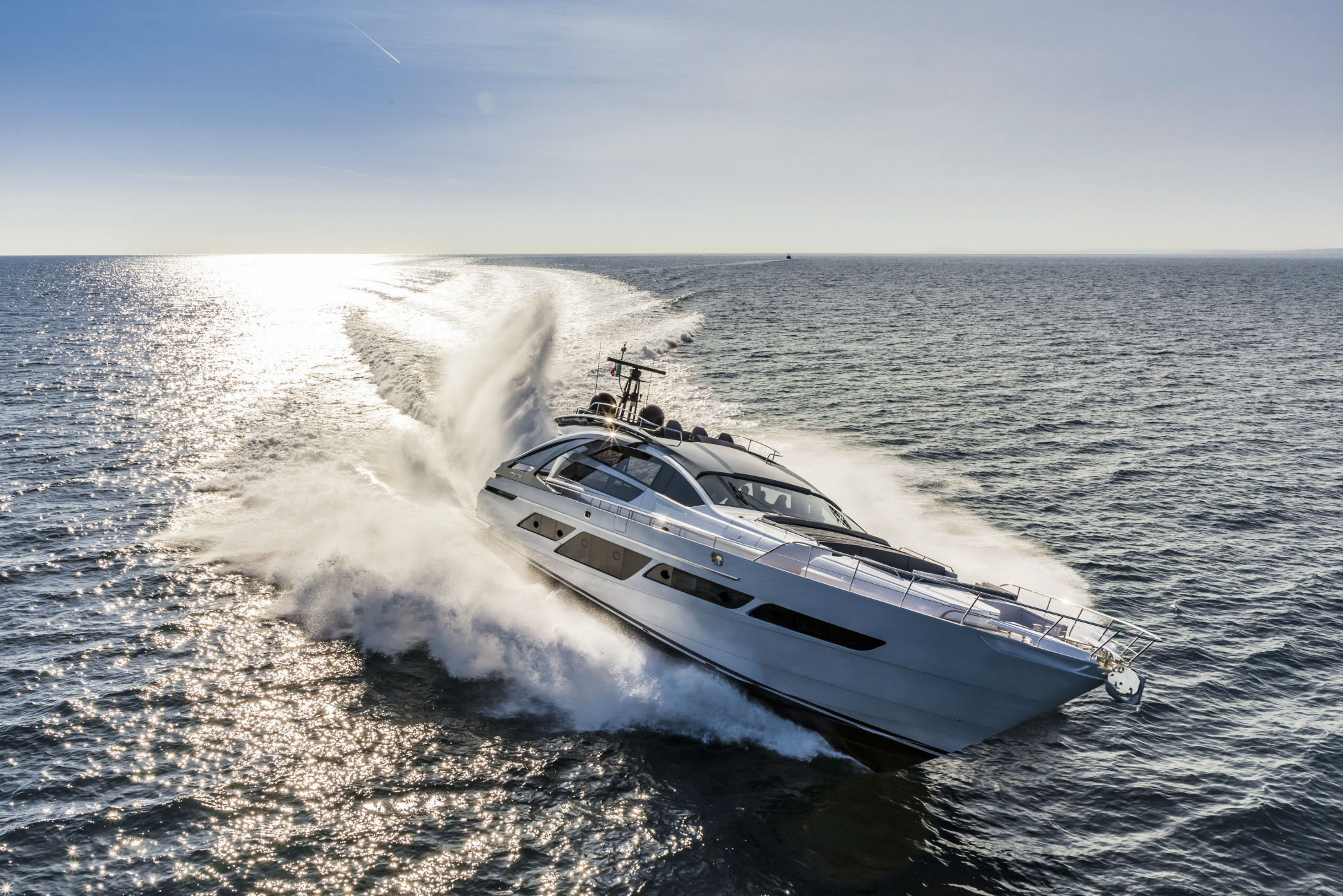 Pershing 9X, witte jacht varend op zee met golven
