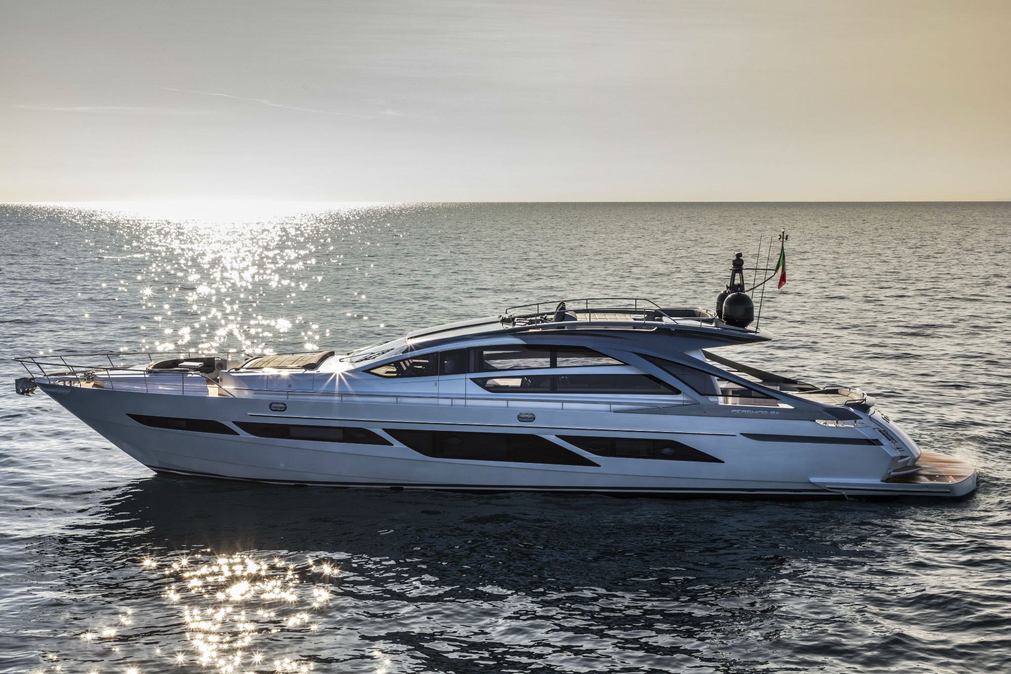 Pershing 9X, witte motorjacht vaart op zee