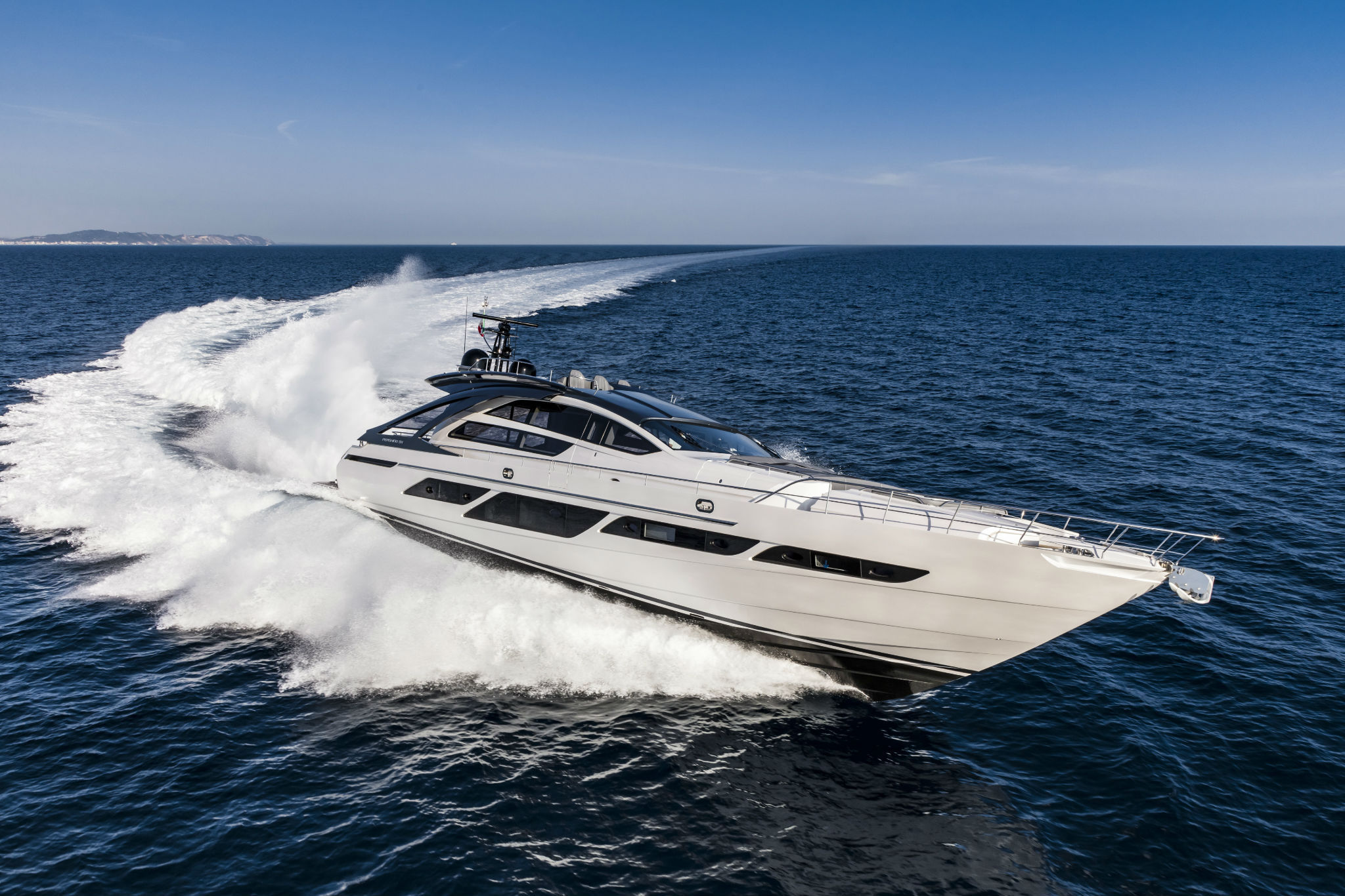 Pershing 9X, witte motorjacht varend op zee