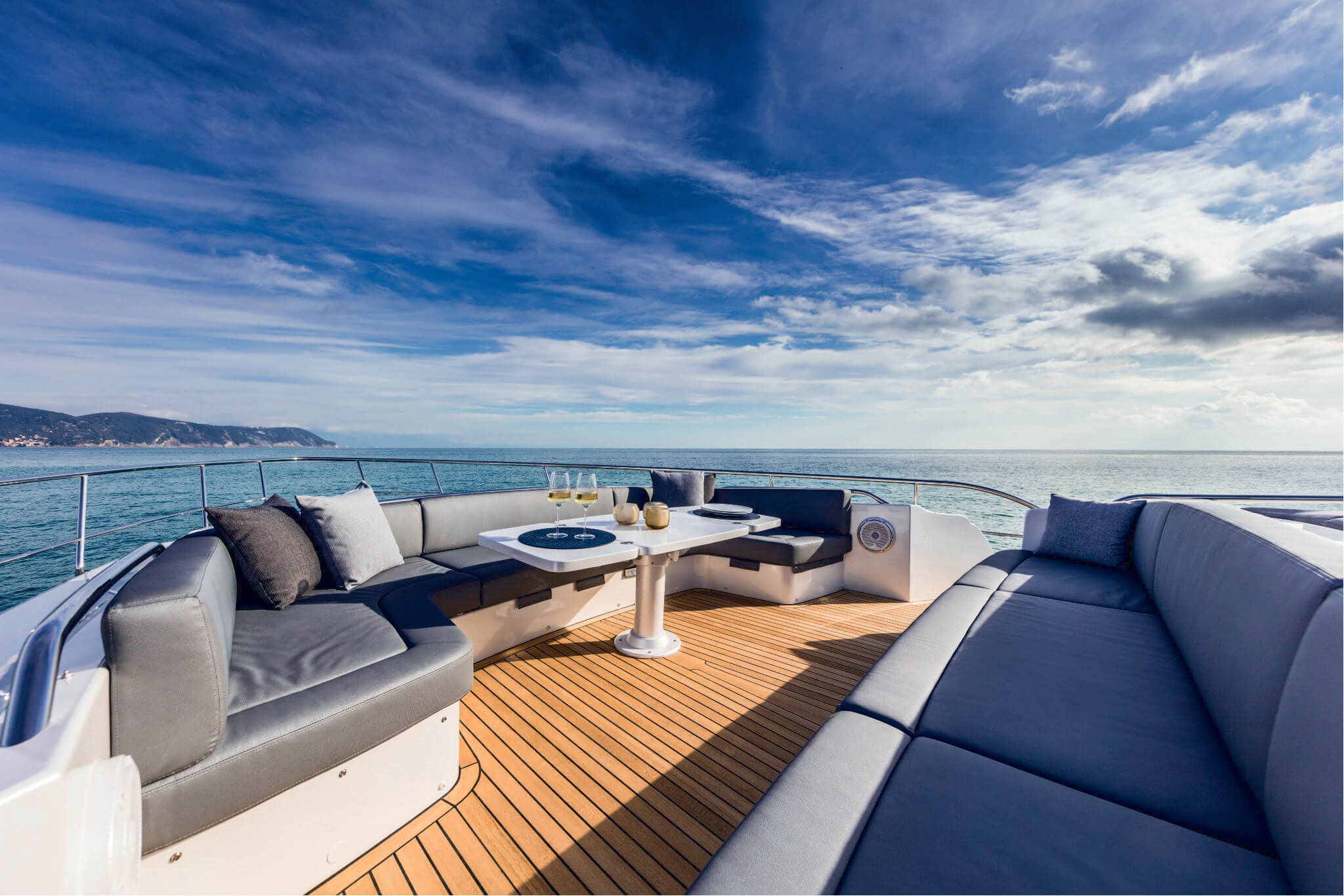 Pershing 9X, zitbanken op achterdek boot