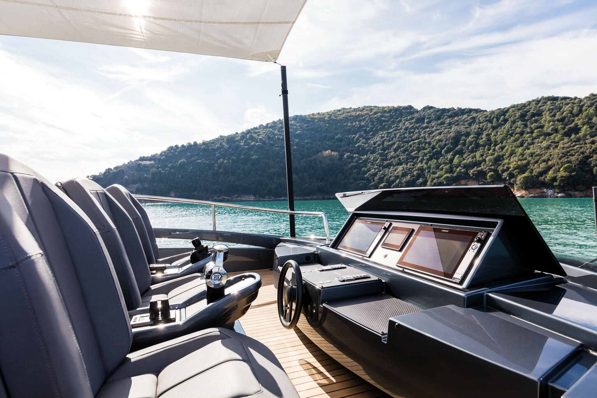 Pershing 9X, stuurstand met navigatieschermen en zitplaatsen