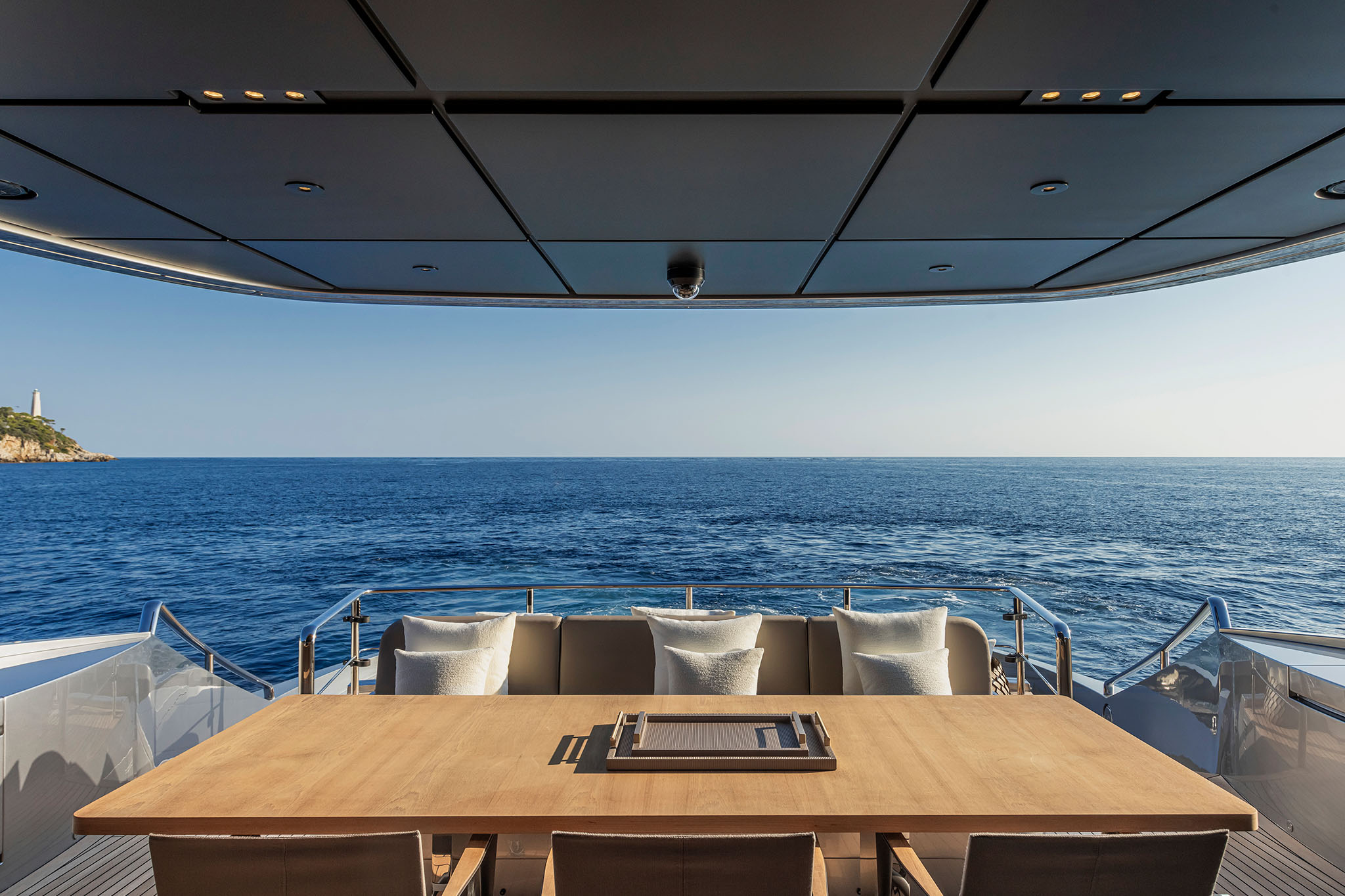 Pershing GTX116, achterdek met eettafel en zeezicht