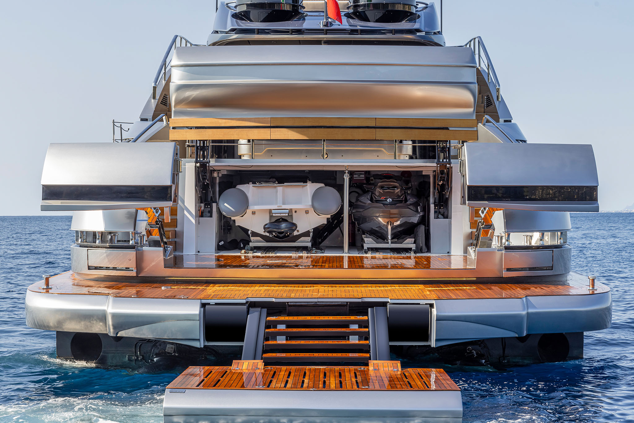 Pershing GTX116, achtersteven jacht met tenderplatform