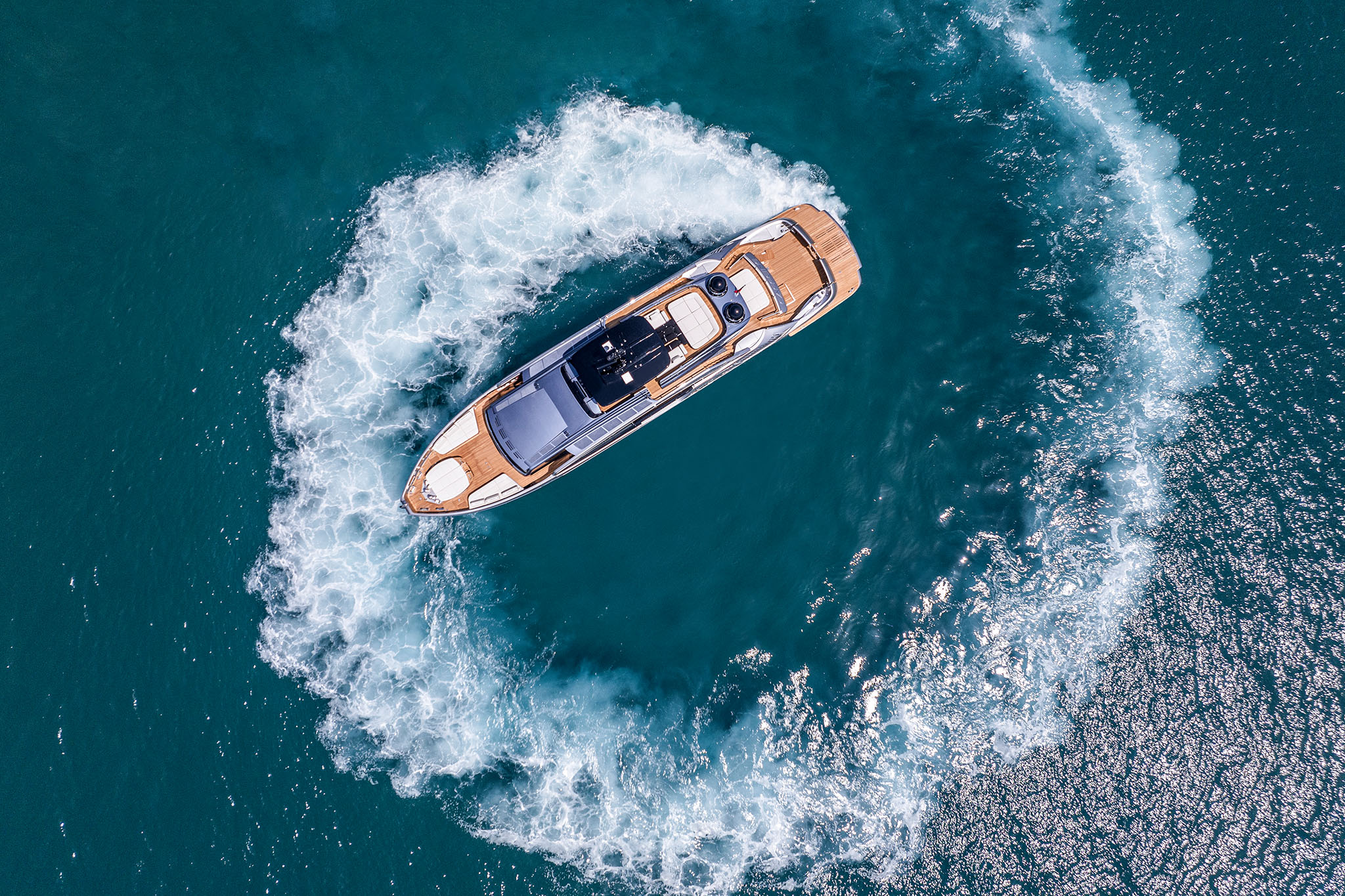 Pershing GTX116, jacht varend cirkel golven zee