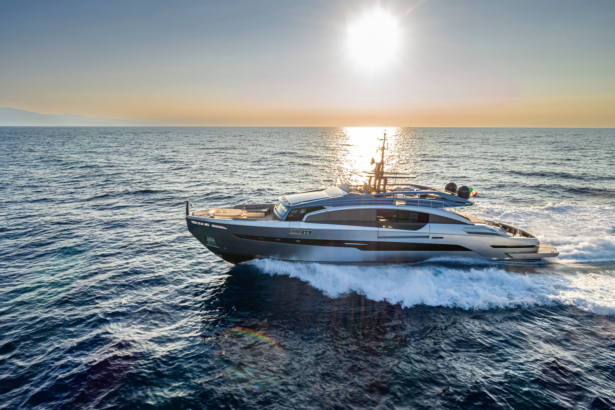 Pershing GTX116, jacht varend op zee bij zonsondergang
