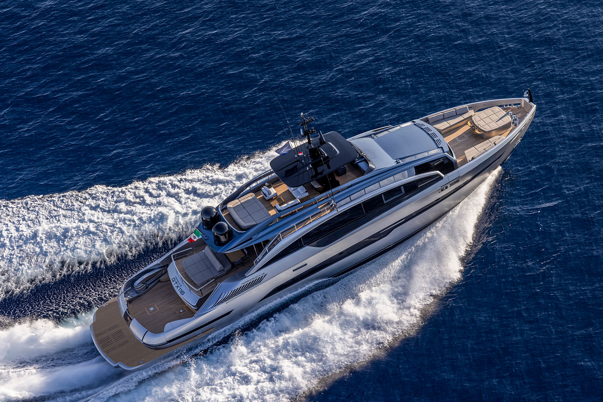 Pershing GTX116, jacht varend op zee met kielzog
