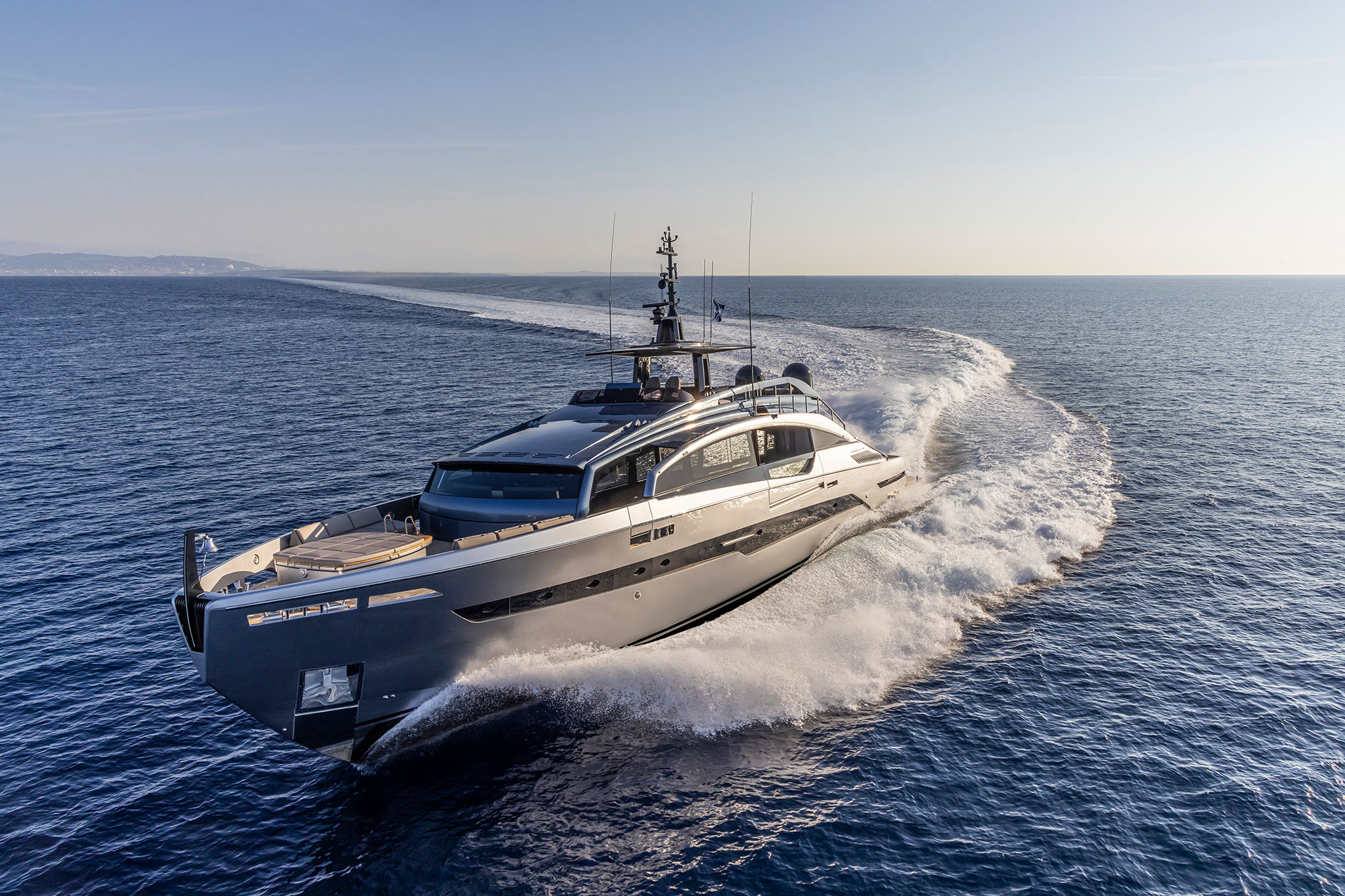 Pershing GTX116, jacht varend op zee met kielzog