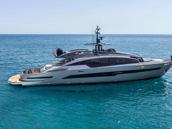 Pershing GTX116, jacht varend op zee