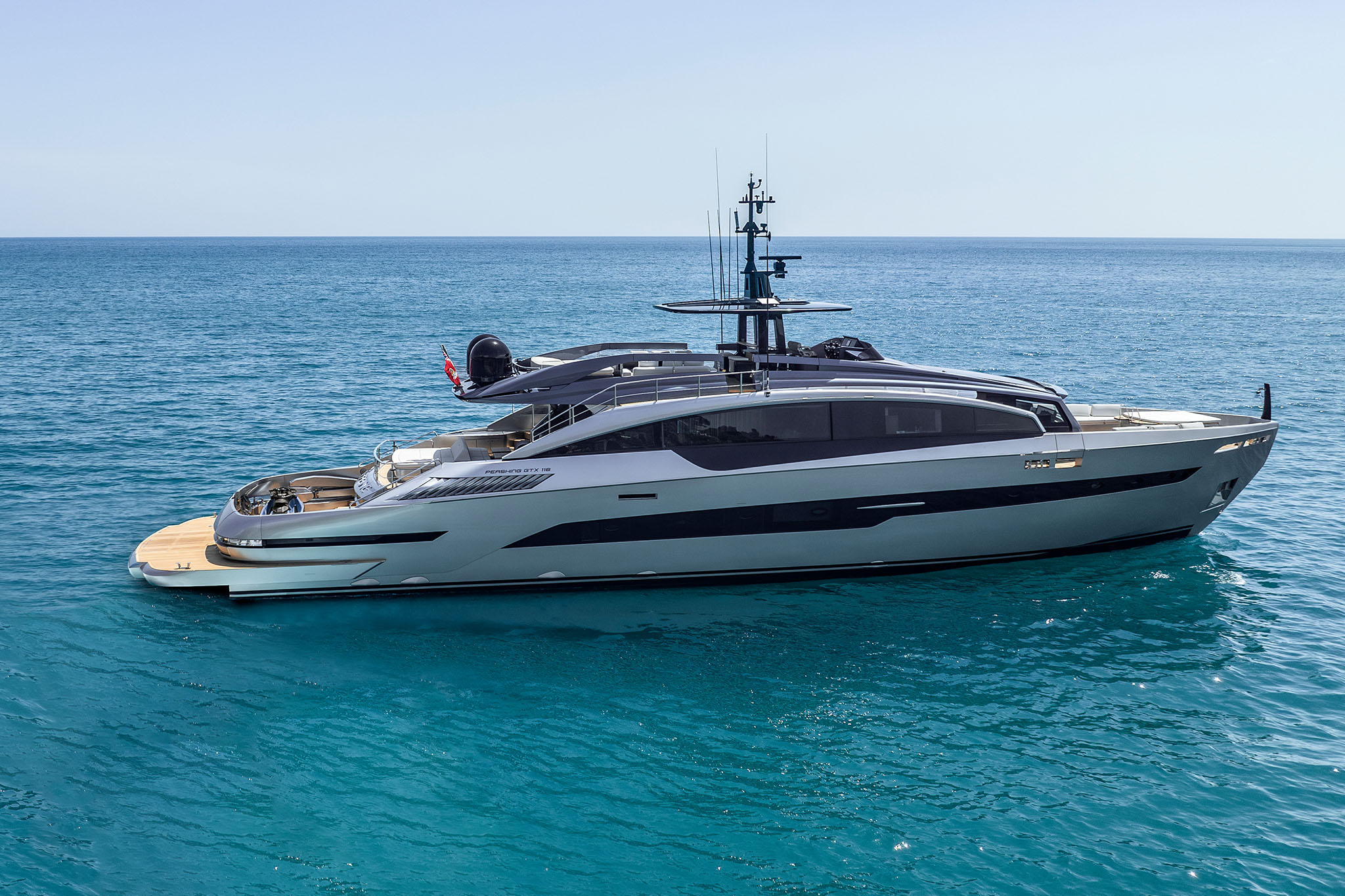 Pershing GTX116, jacht varend op zee