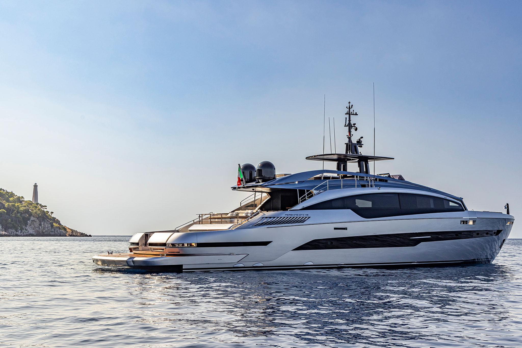 Pershing GTX116, jacht varend op zee