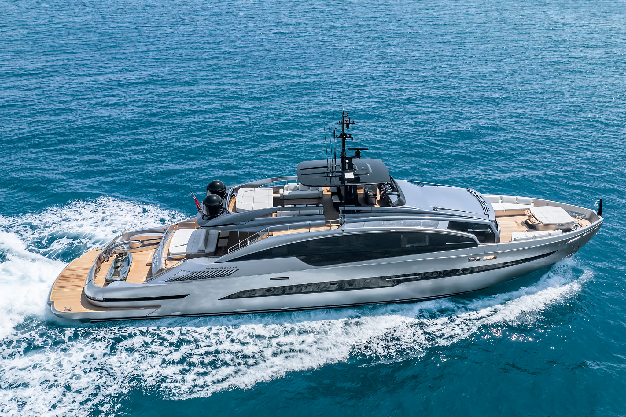 Pershing GTX116, jacht varend op zee