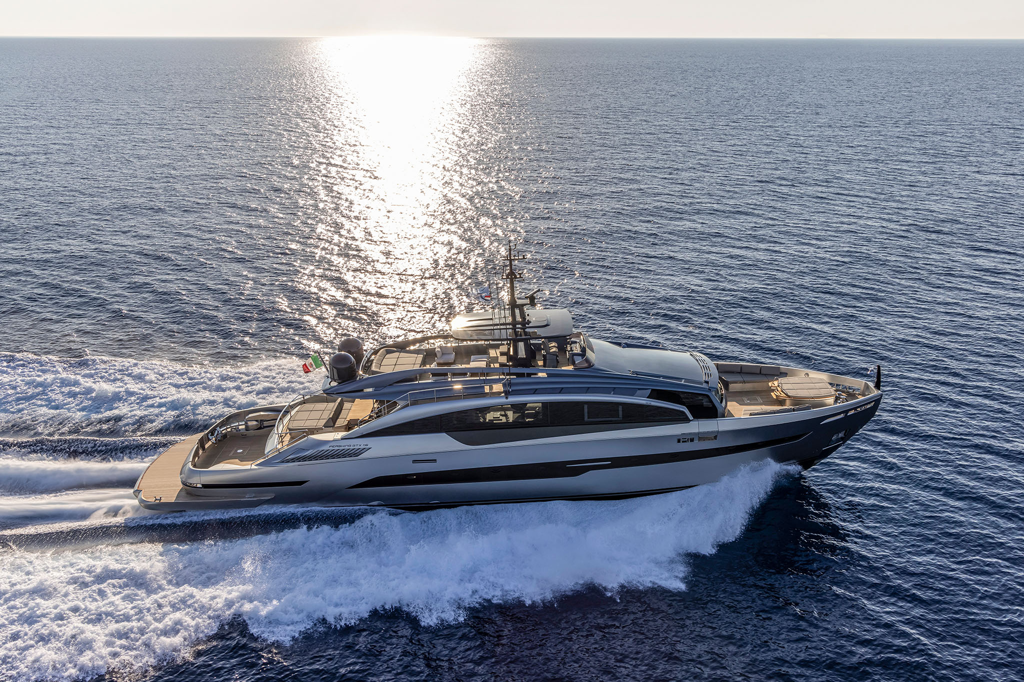 Pershing GTX116, jacht varend op zee
