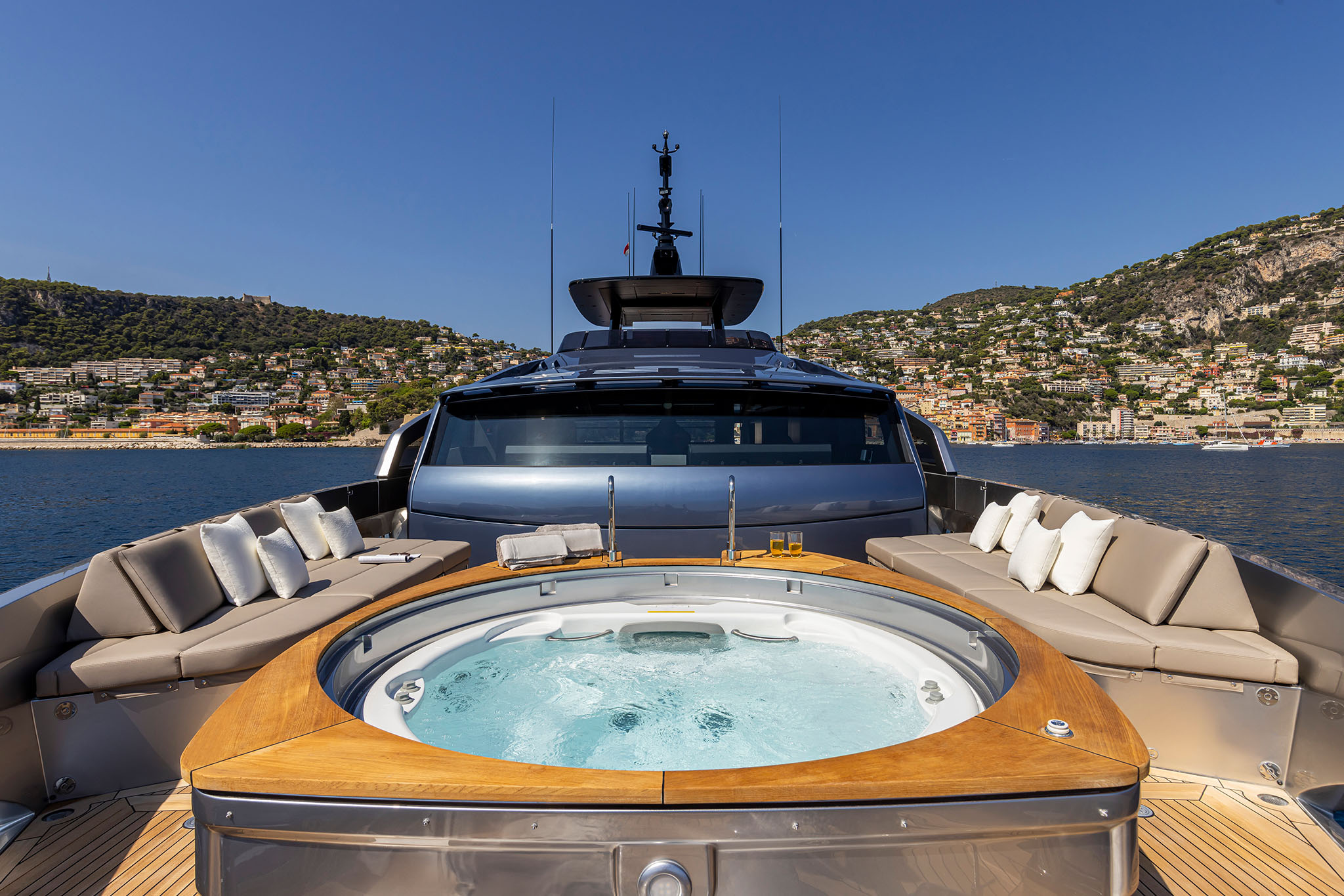 Pershing GTX116, jacuzzi op voordek jacht