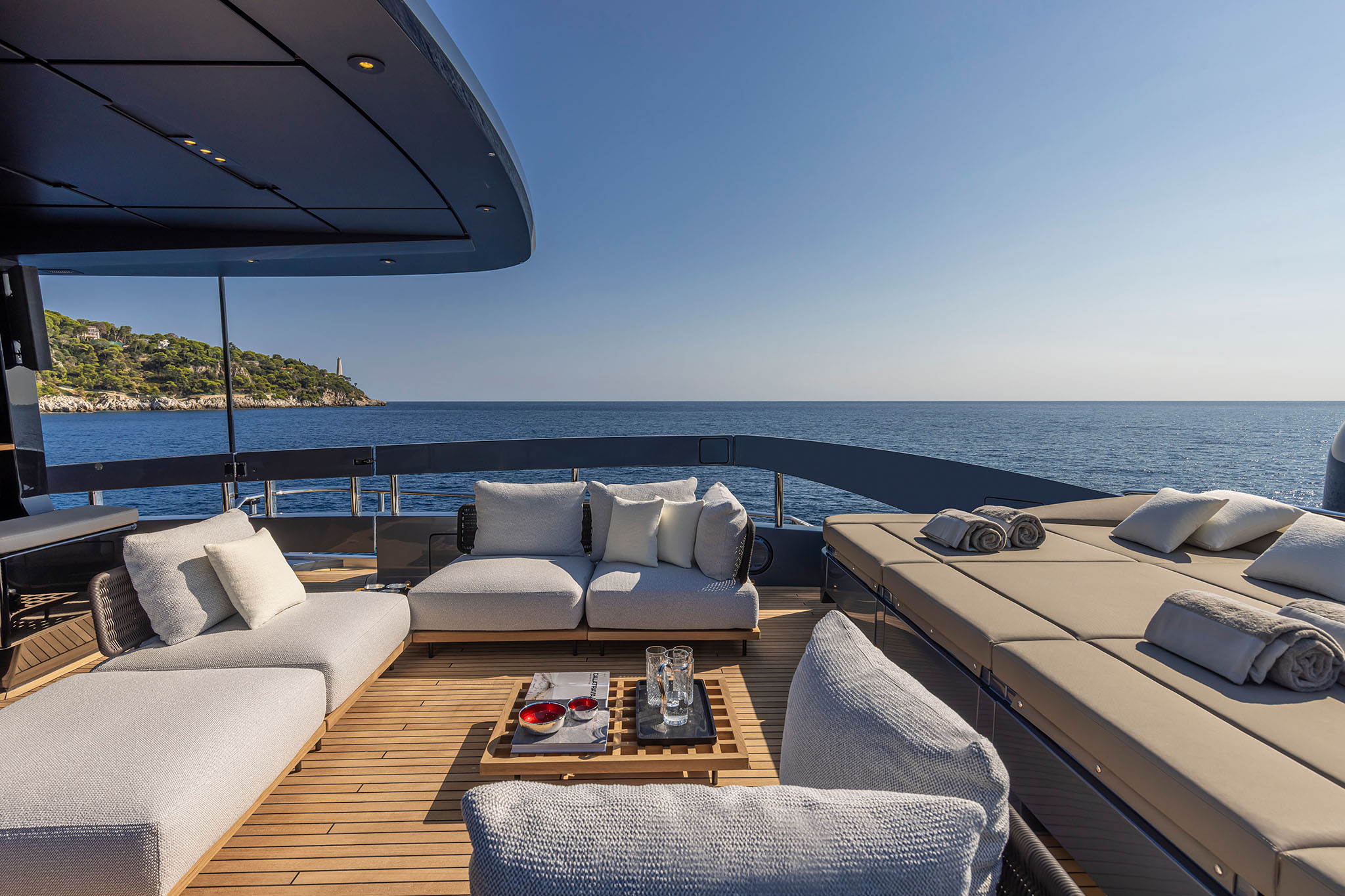 Pershing GTX116, loungebank op zonnedek jacht