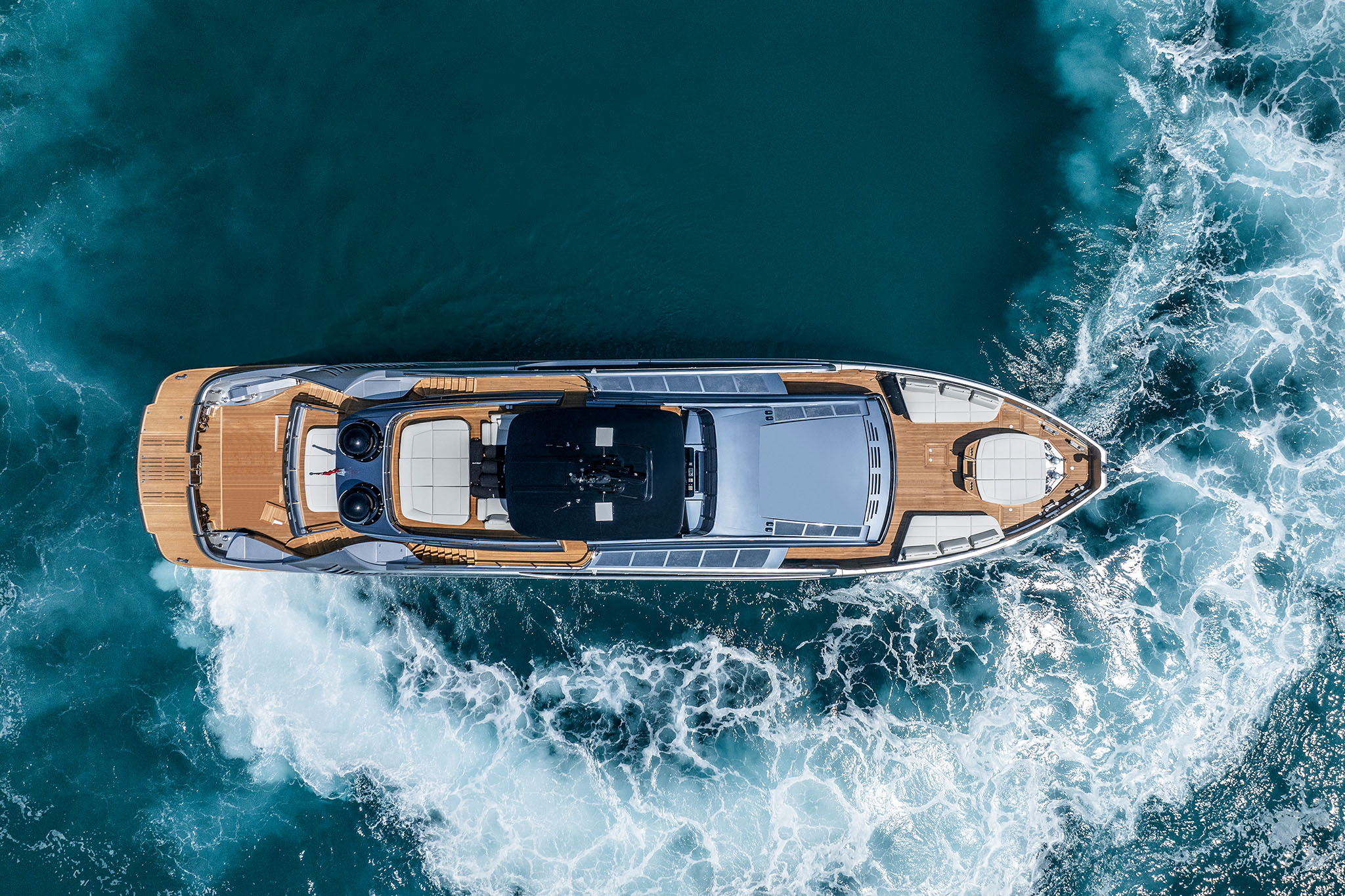 Pershing GTX116, luchtfoto jacht varend op zee