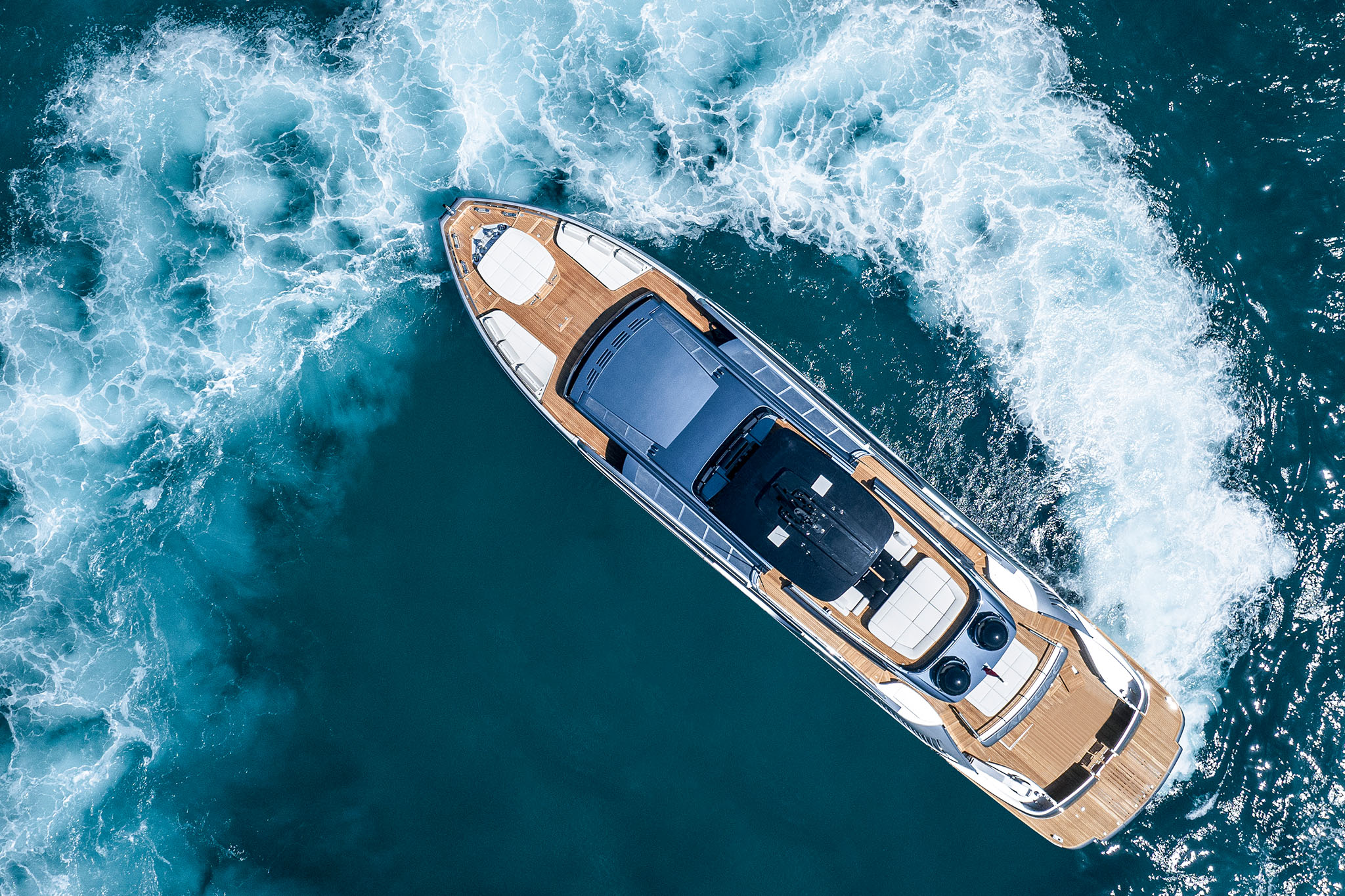 Pershing GTX116, luchtfoto jacht varend op zee