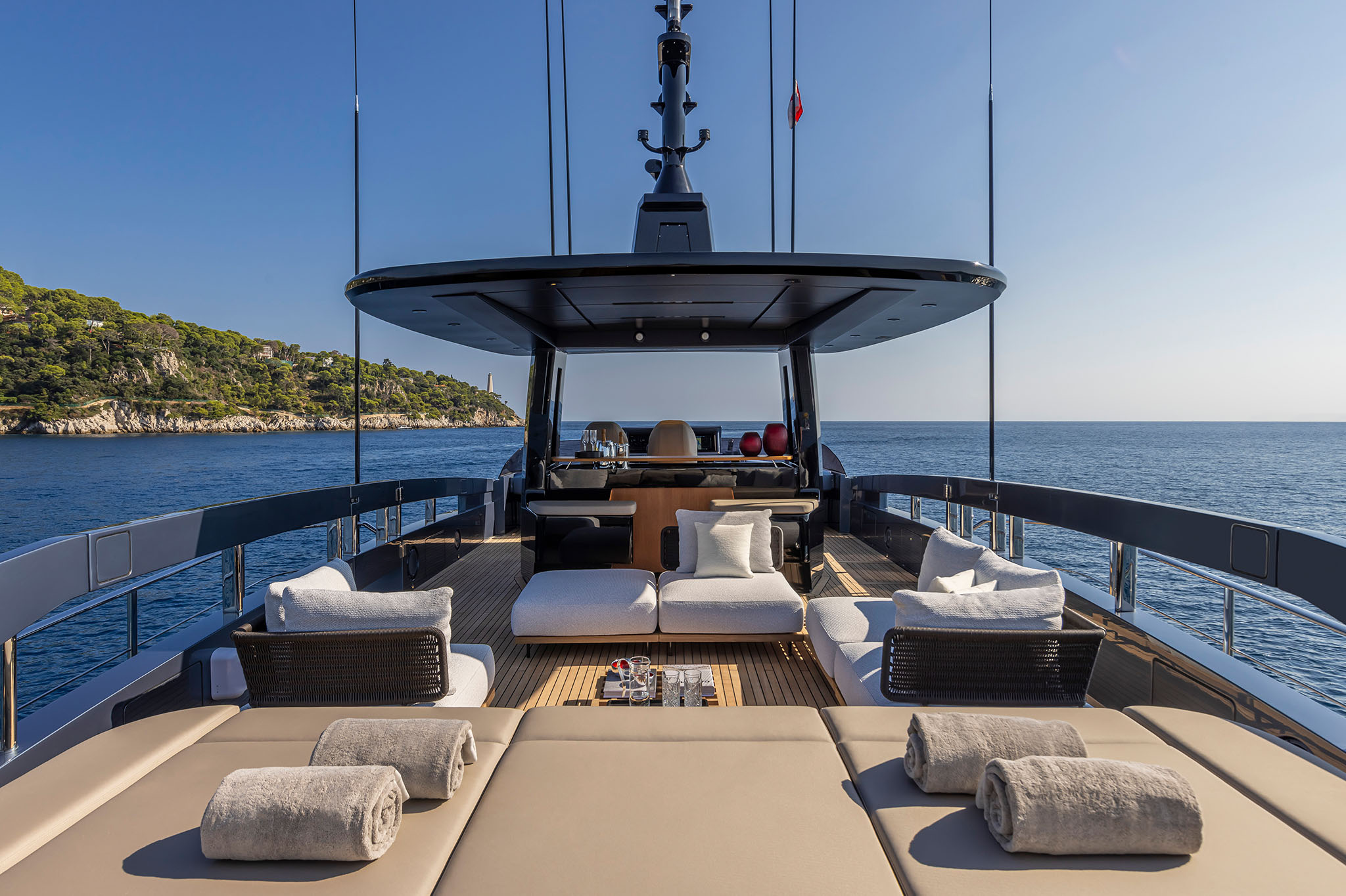 Pershing GTX116, voordek met loungebanken en handdoeken