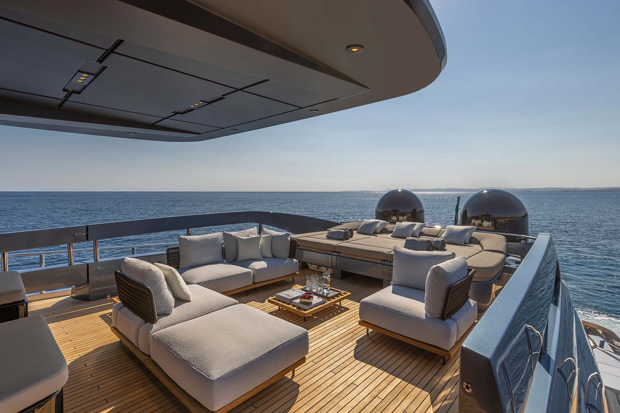 Pershing GTX116, zonnedek met loungebanken op jacht