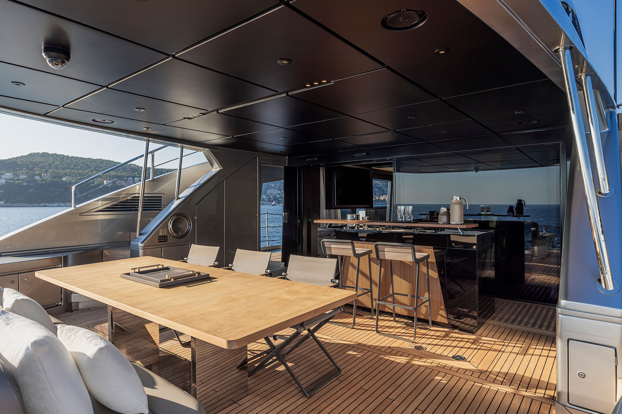 Pershing GTX116, buitendek met eettafel en bar
