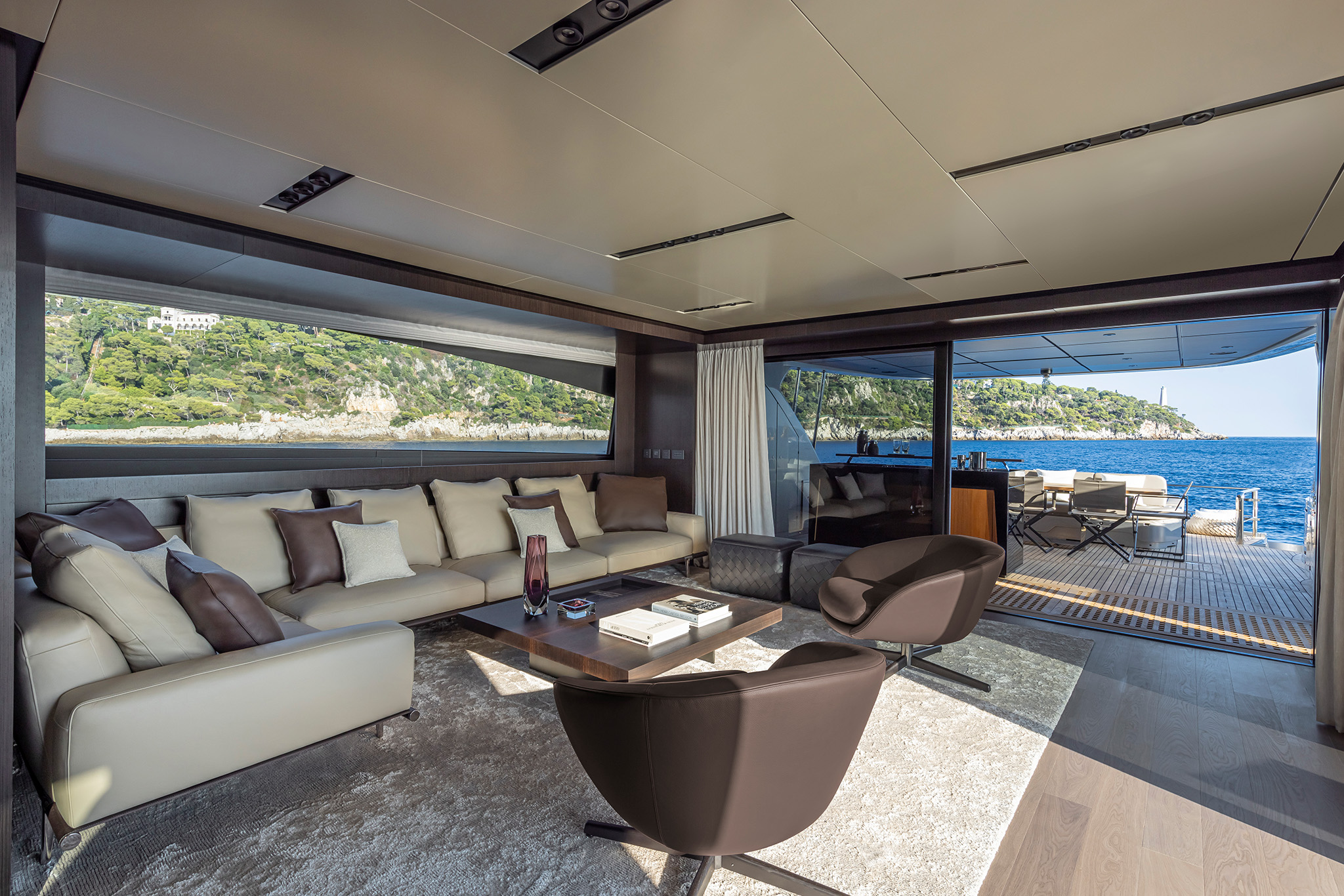 Pershing GTX116, luxe lounge met zeezicht
