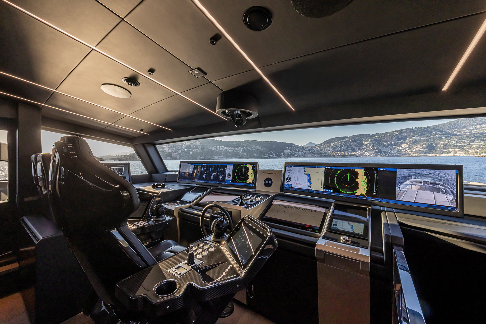 Pershing GTX116, stuurstand met navigatieschermen en stuurwiel